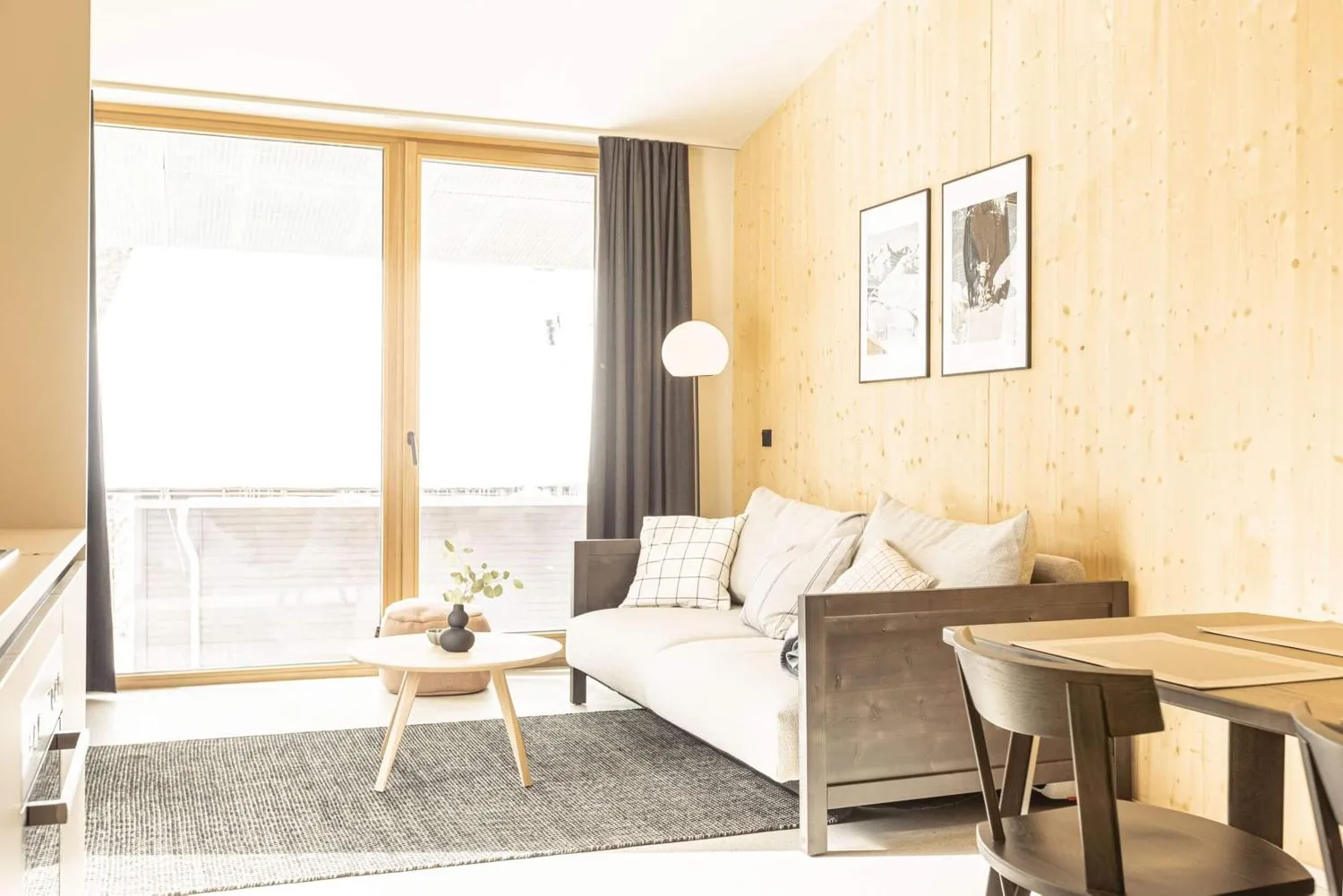 Schlafzimmer mit Holzwänden, Fenster und gemütlicher Ausstattung