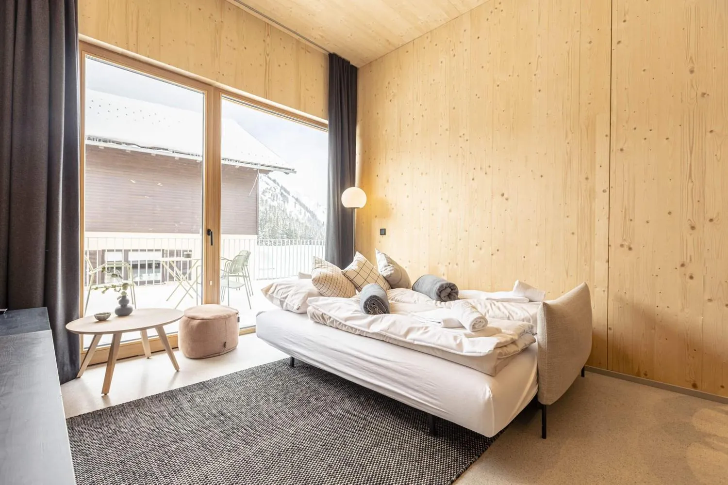 Modernes Schlafzimmer mit Blick auf verschneite Berglandschaft