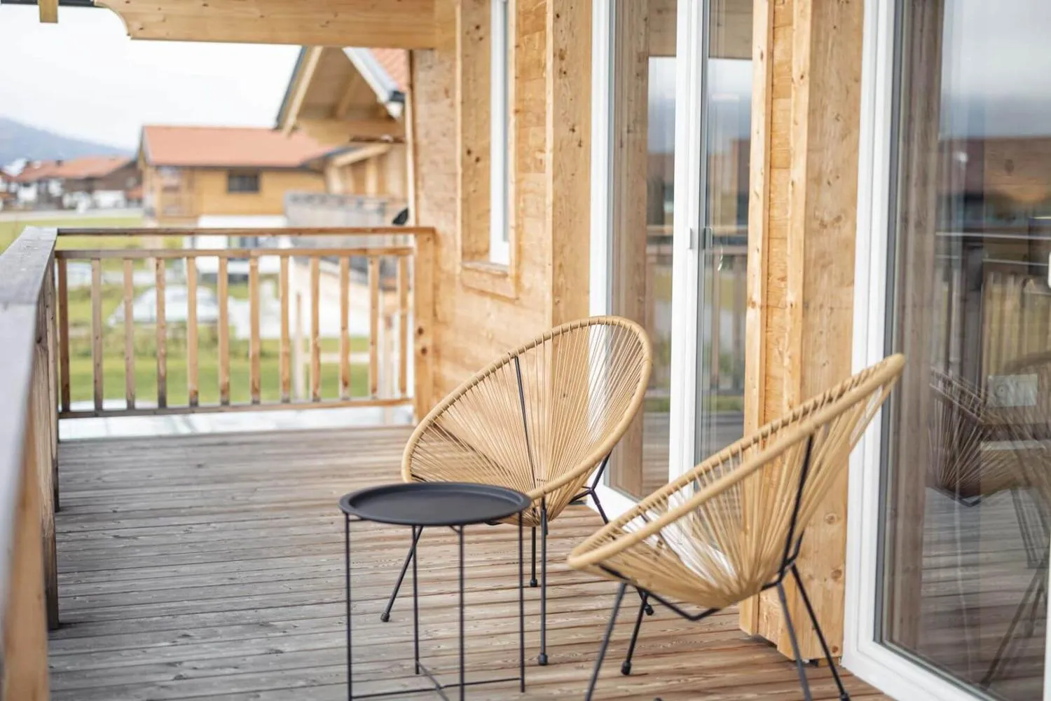 Balkon mit Rattanmöbeln und Bergblick