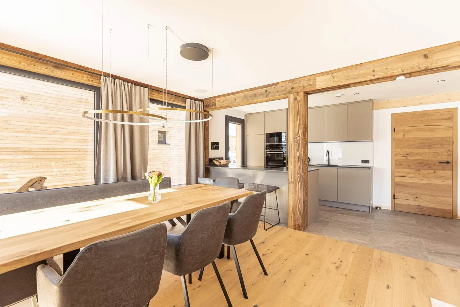 Behagliches Wohnzimmer mit Holzwandverkleidung und Fernsehbereich
