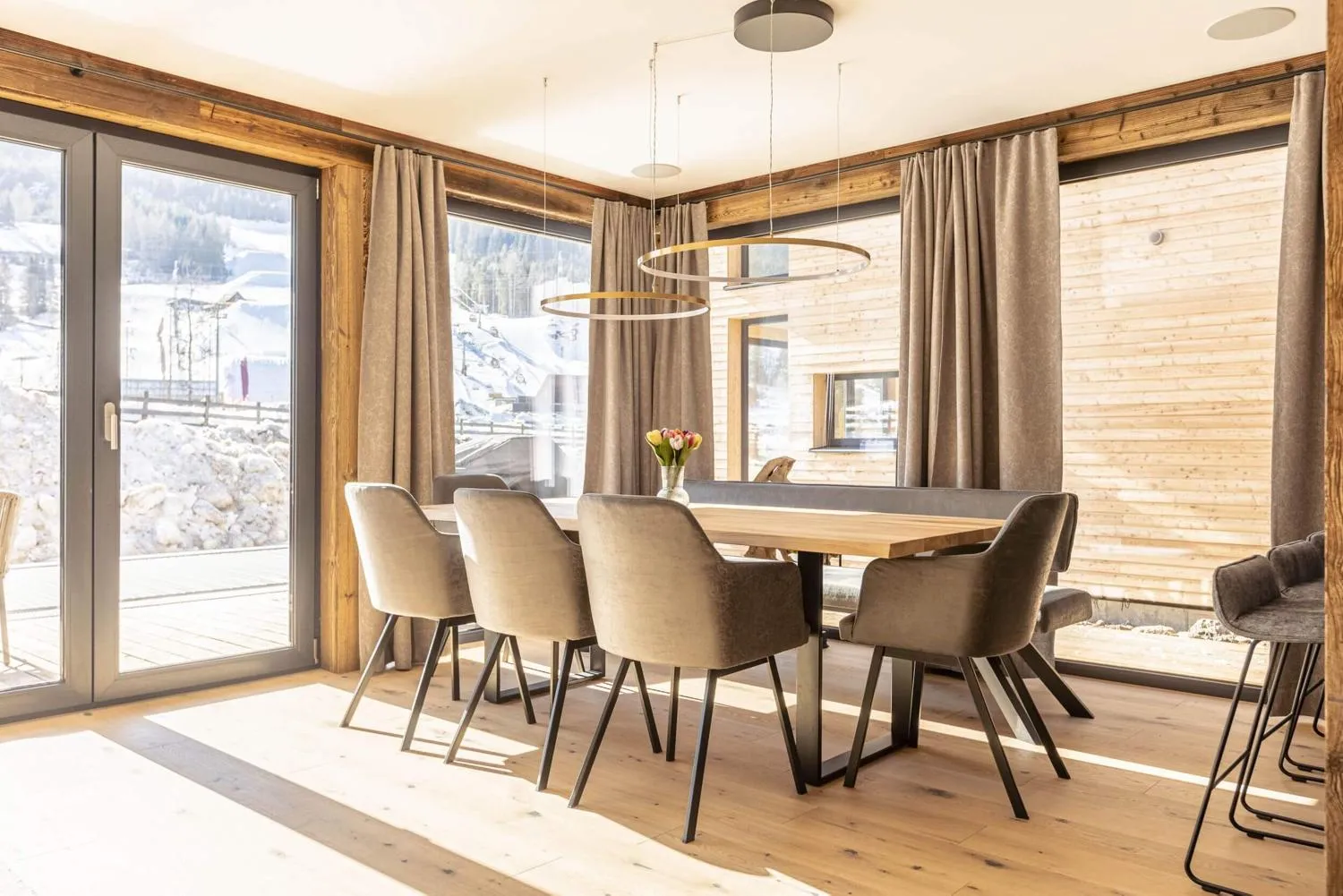 Modernes Schlafzimmer mit Doppelbett und Ausblick auf Steiermark-Berge