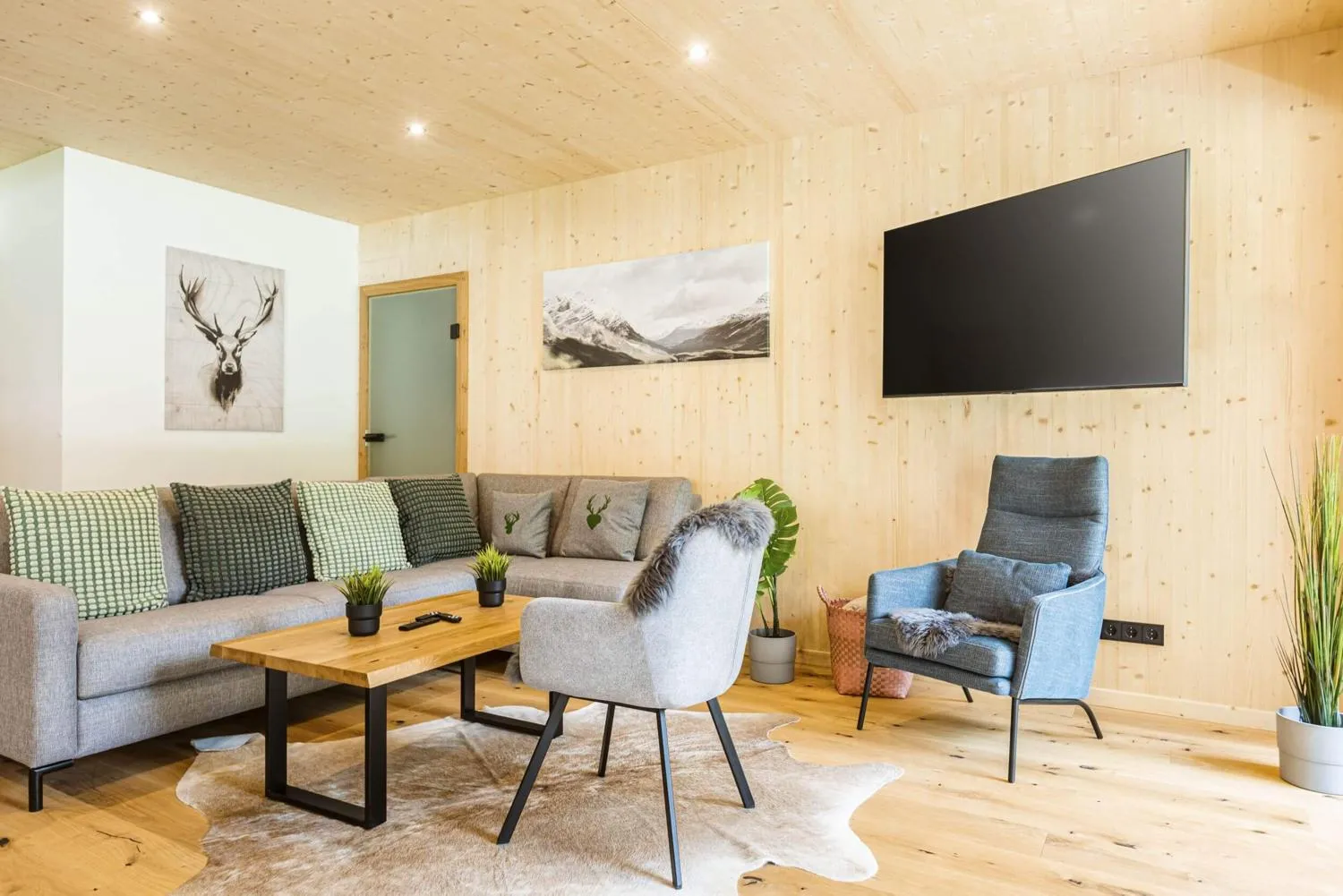 Geräumiger Wohnbereich mit integriertem Schlafzimmer und Terrassenzugang
