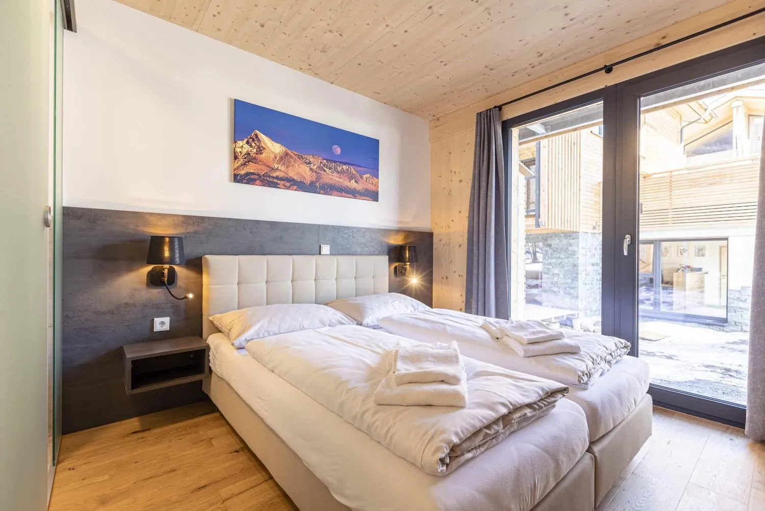 Modernes Doppelbadezimmer mit runden Waschbecken und Duschbereich