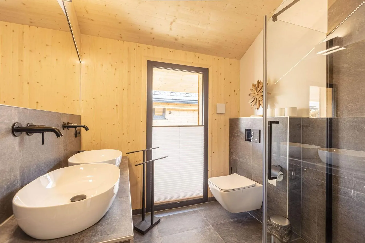 Modernes Badezimmer mit ovaler Freistehwanne und Naturholzwänden