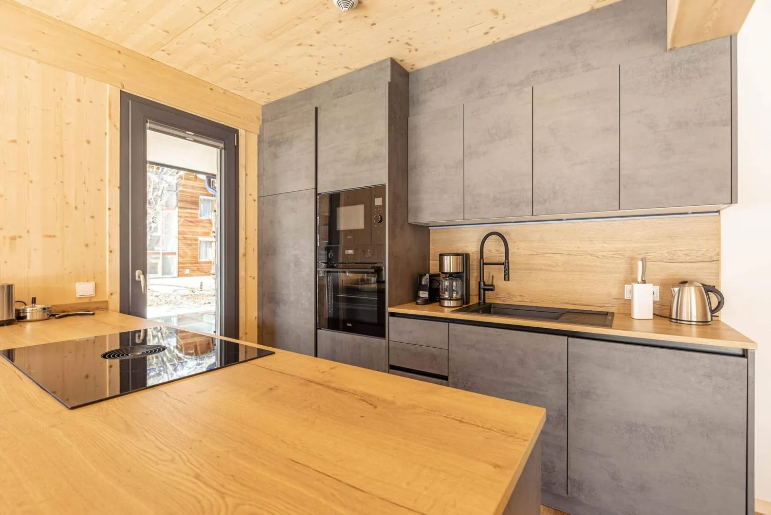 Esszimmer mit rustikalem Holztisch und eleganten Pendelleuchten