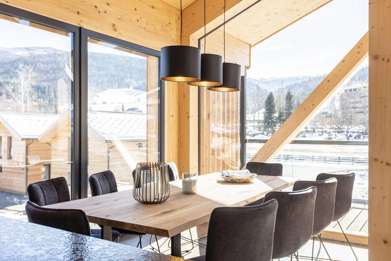 Großes Esszimmer mit breiter Fensterfront zum Resort und Bergblick