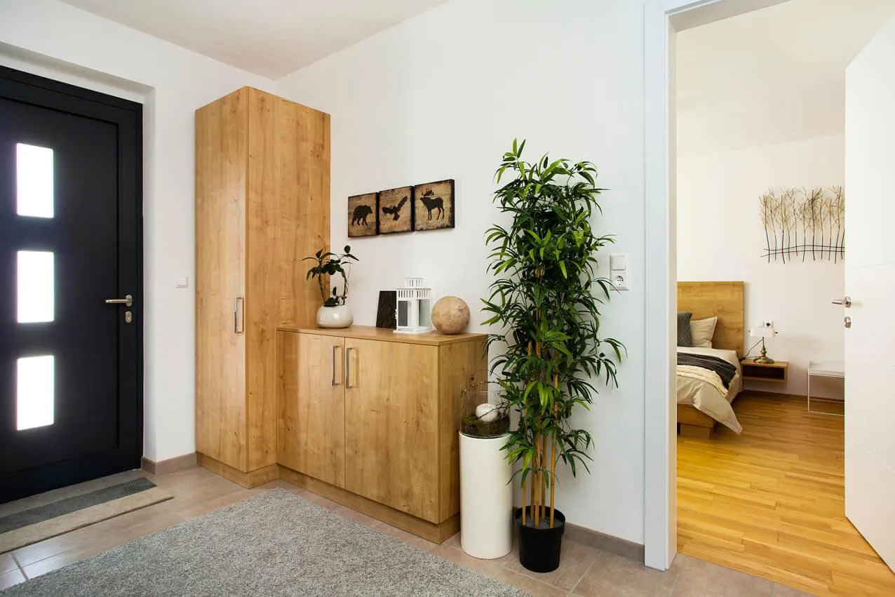 Minimalistisches Schlafzimmer mit Einzelbett und Schreibbereich