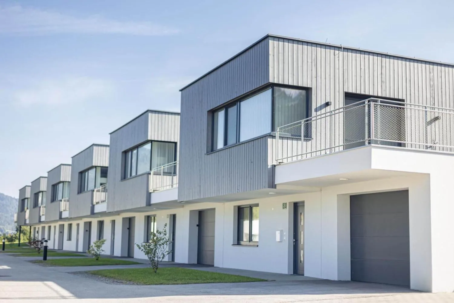 Reihe moderner Ferienchalets mit Holzfassade und Balkonen