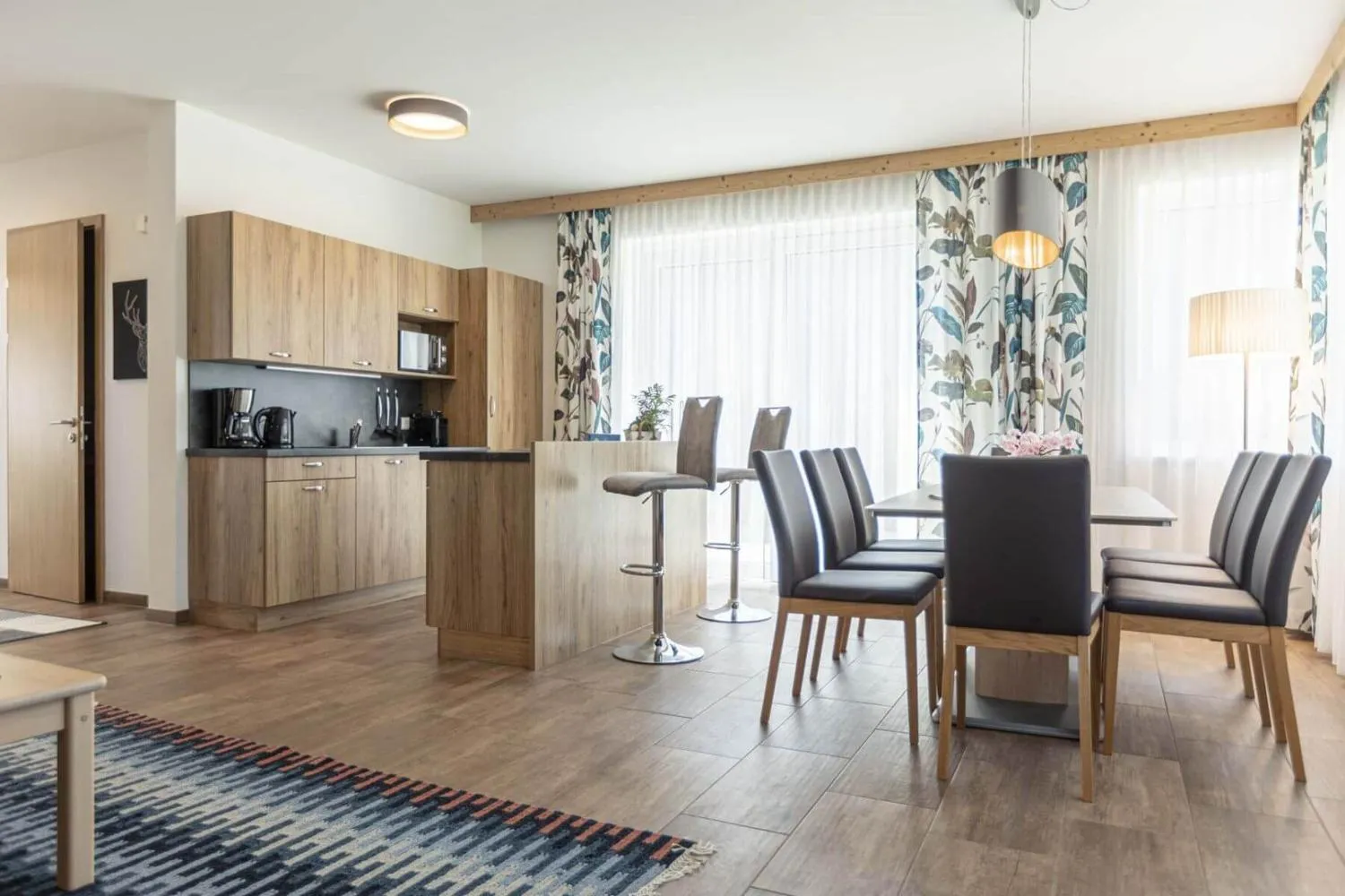 Modernes Wohnzimmer mit offener Küche und Essplatz