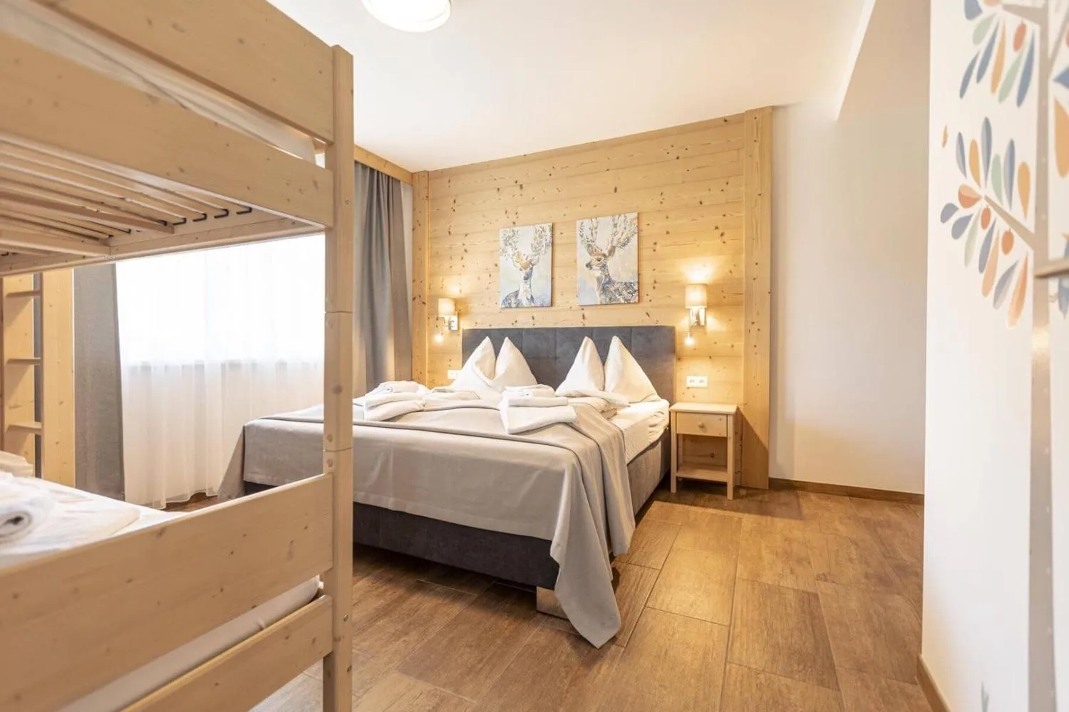 Schlafzimmer mit Doppelbett und Blick auf Berglandschaft