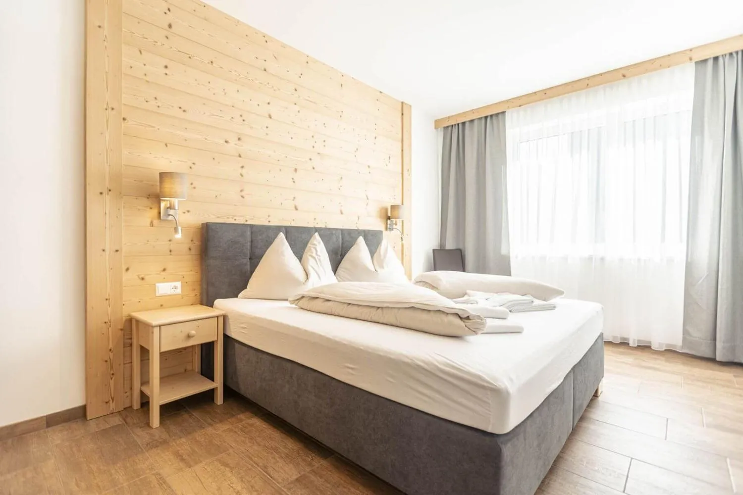 Zimmer mit Hochbett oben und Schlafplatz unten