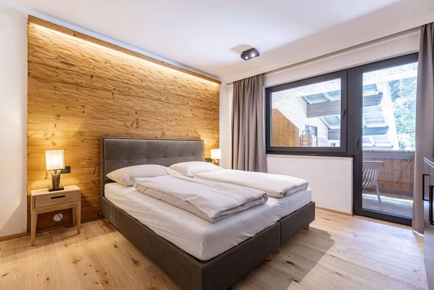 Ruhebereich mit Holzdetails, gelbem Sessel und Kaminatmosphäre