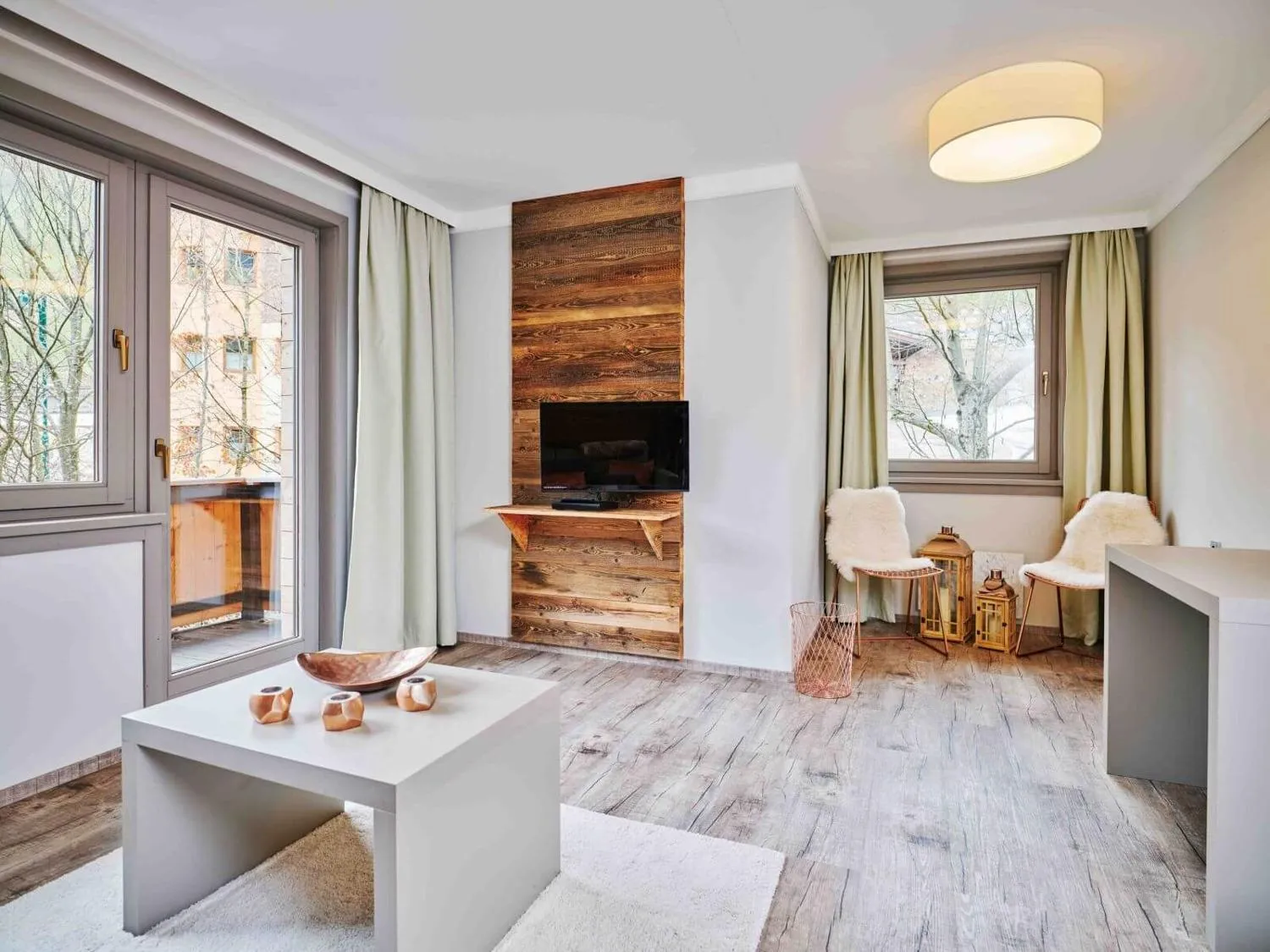 Suite mit Holz-TV-Nische, Sessel und Waldblick