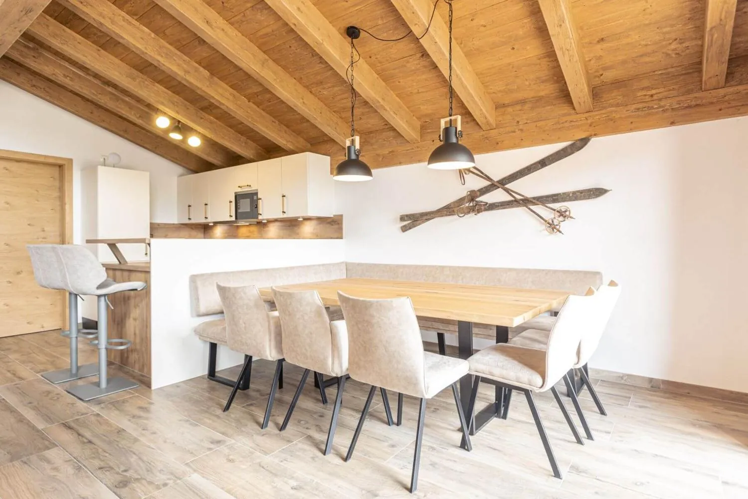Schlafzimmer mit Holzbett, Hirsch-Dekoration an der Kopfwand und Bergblick