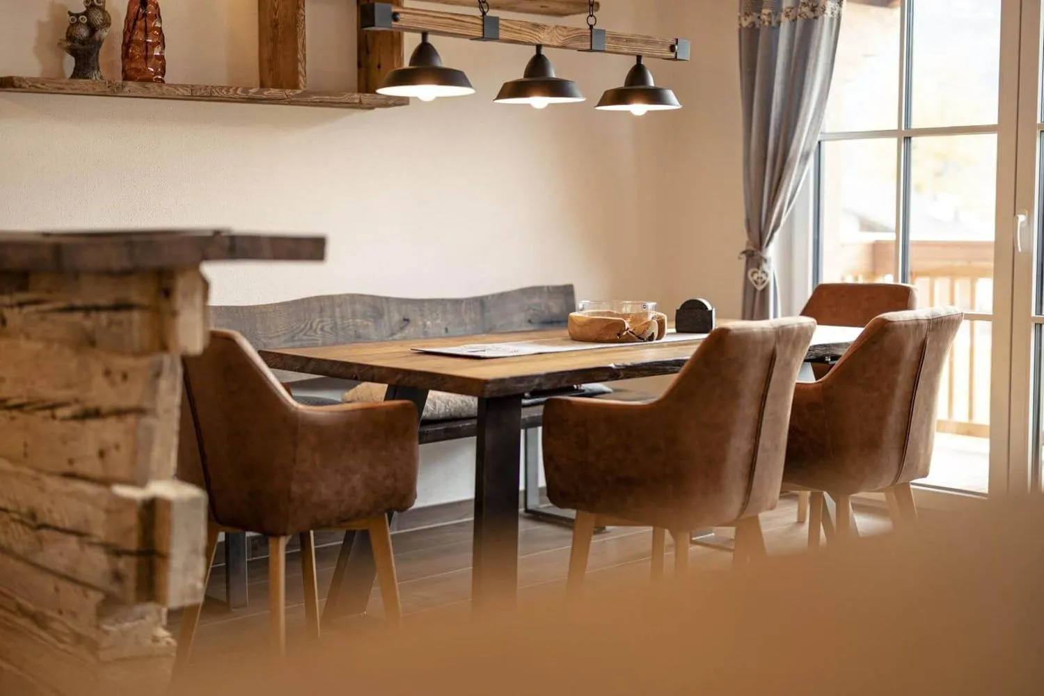 Kleine moderne Kochnische mit grauem Schrank und Holzarbeitsplatte