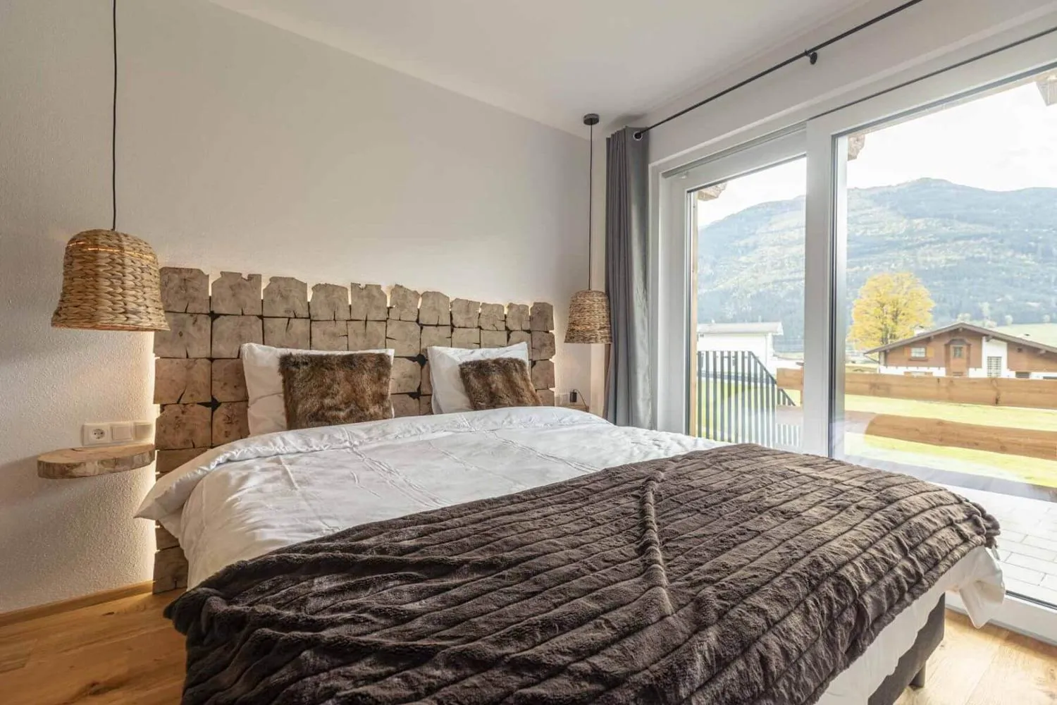 Kochnische mit Holzarbeitsplatte, Sessel im Vordergrund und Bergfenster