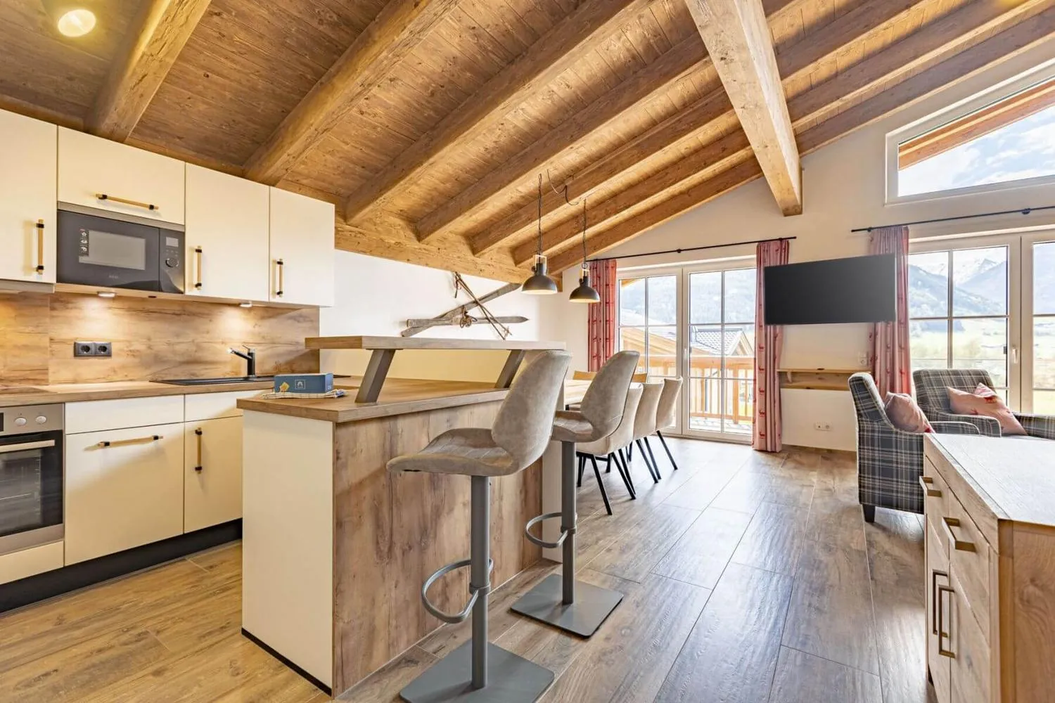 Moderne offene Küche mit Essbereich, Holzbalken und Zugang zum Balkon