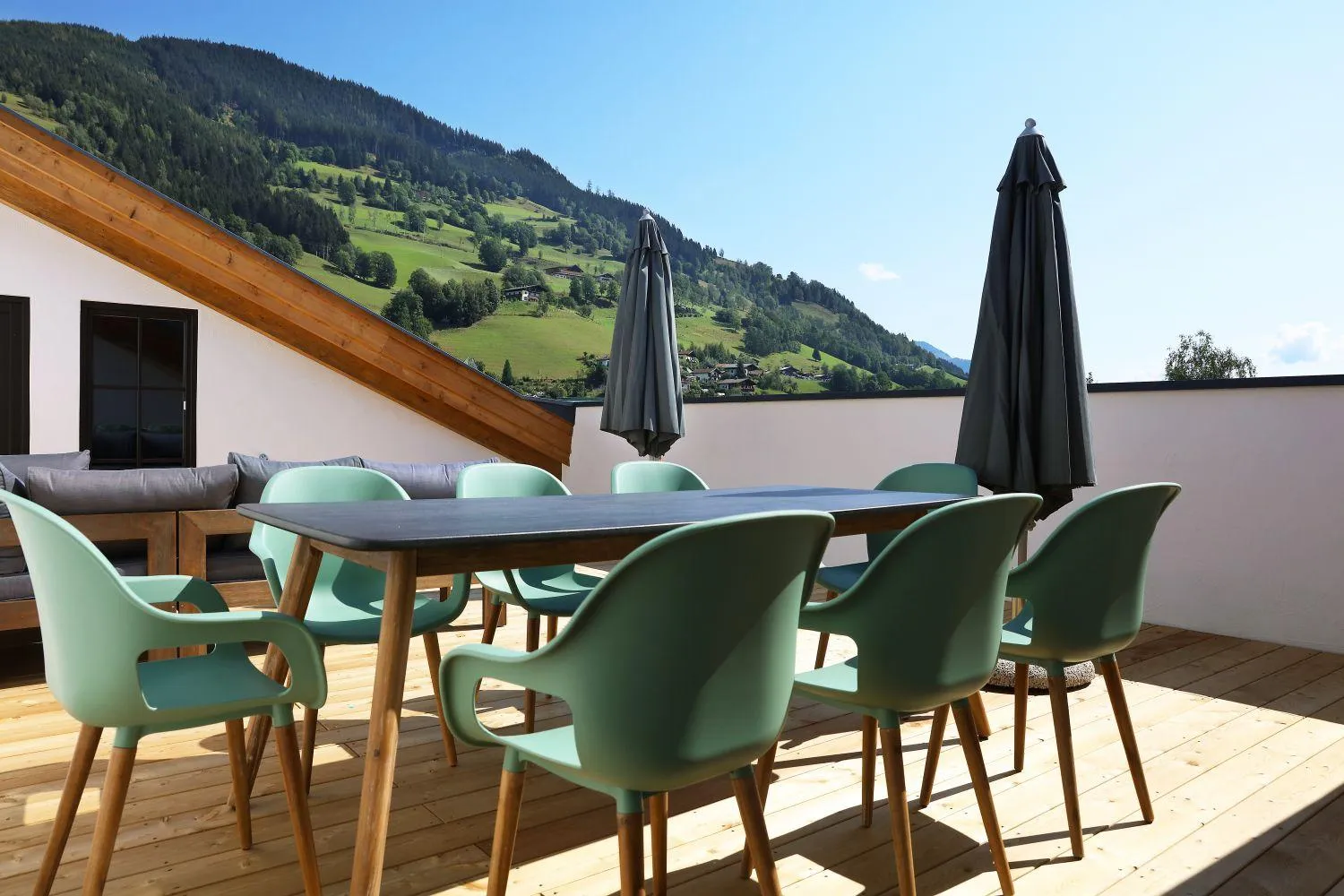 Sonnige Terrasse mit Esstisch und Alpenpanorama-Blick
