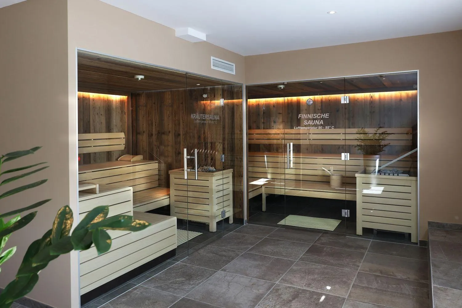 Saunabereich mit Kräuter- und finnischer Sauna hinter Glas