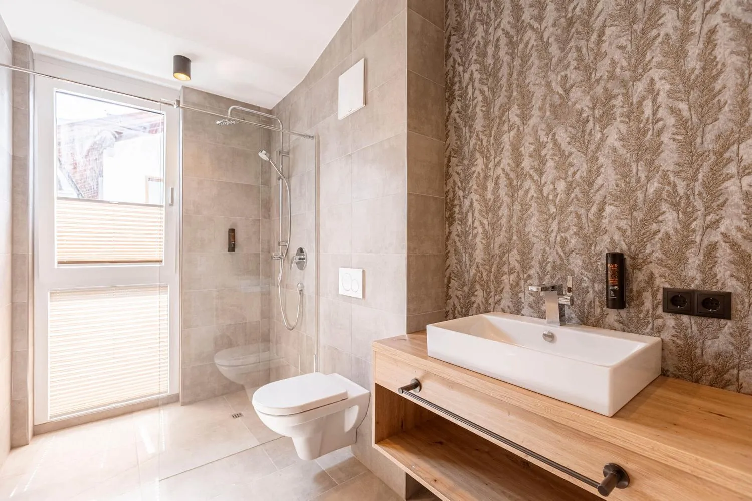 Modernes Badezimmer mit Dusche, Toilette und Keramik-Waschtisch
