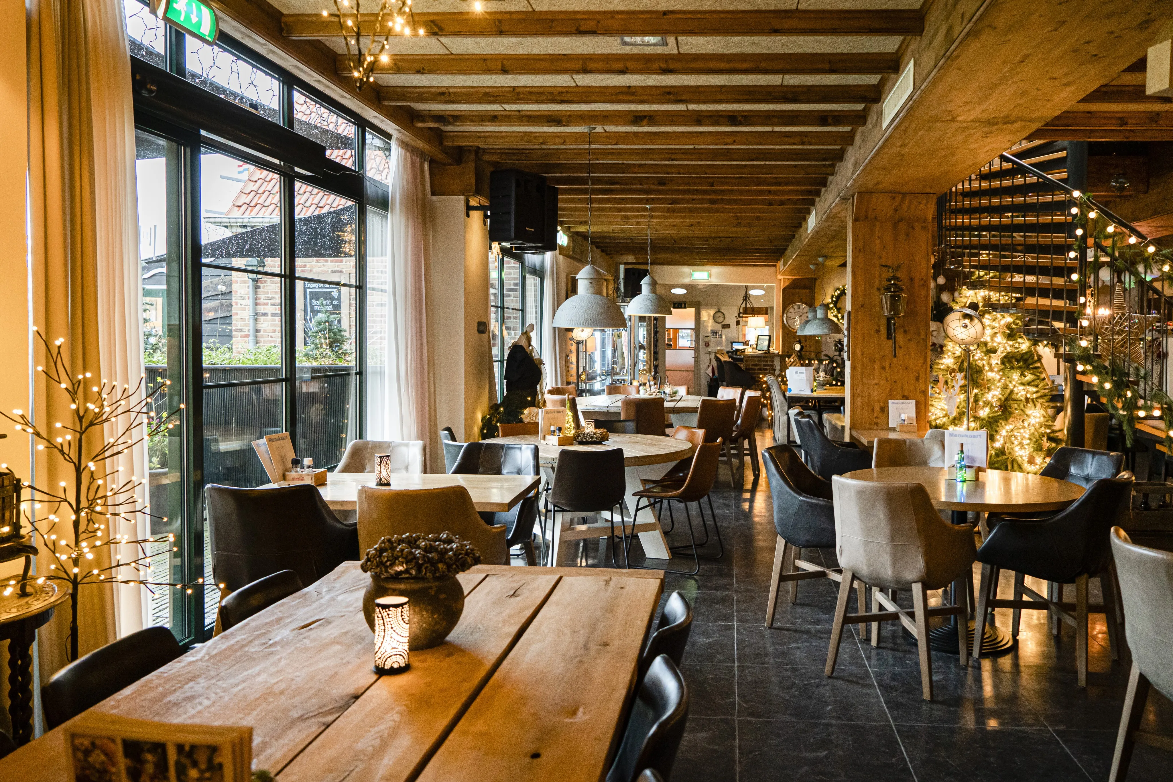 Innenraum der Brasserie De Meerpaal mit langem Holztisch