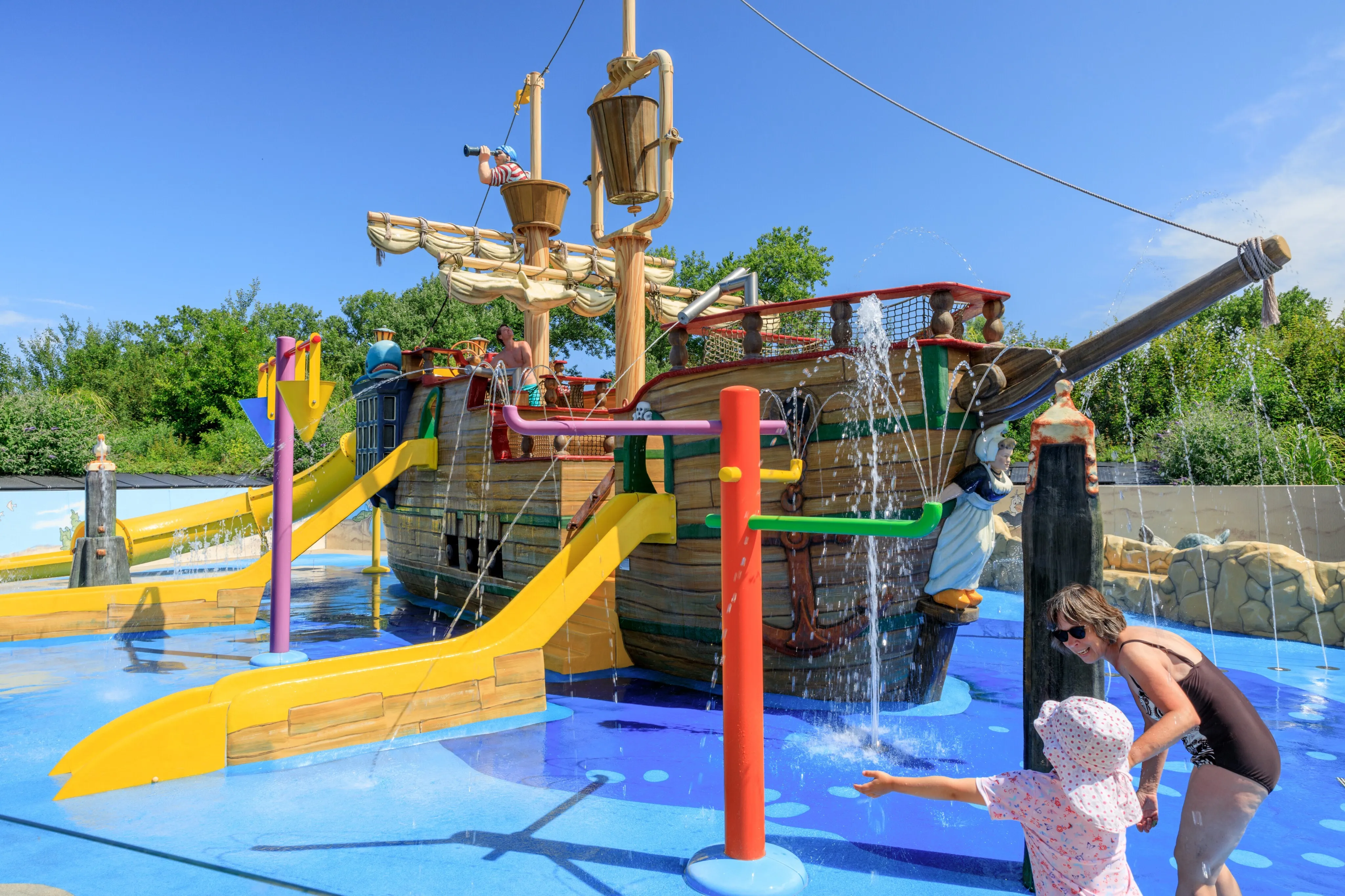 Spielschiff mit Rutschen und Wasserfontänen auf dem Ferienpark De Meerpaal