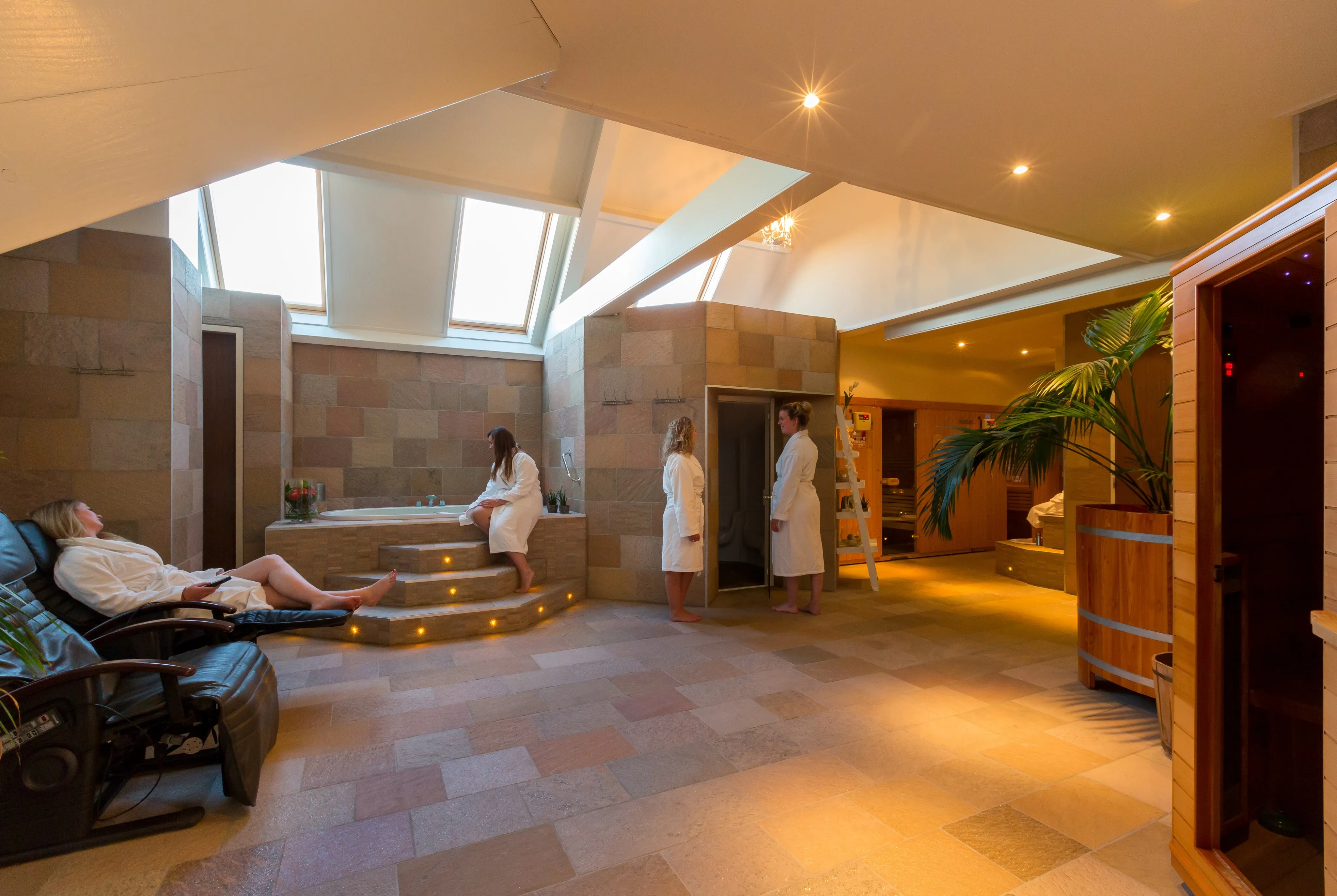 Ruhebereich des Wellness-Centers mit Liegen und Sprudelbad