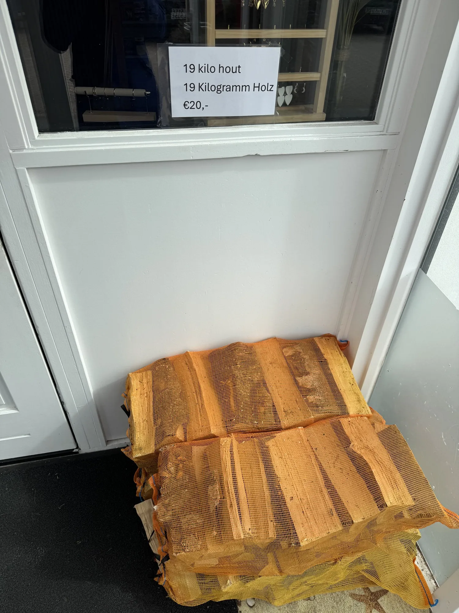 Brennholz-Verkauf an der Rezeption des Bungalowpark Strandslag