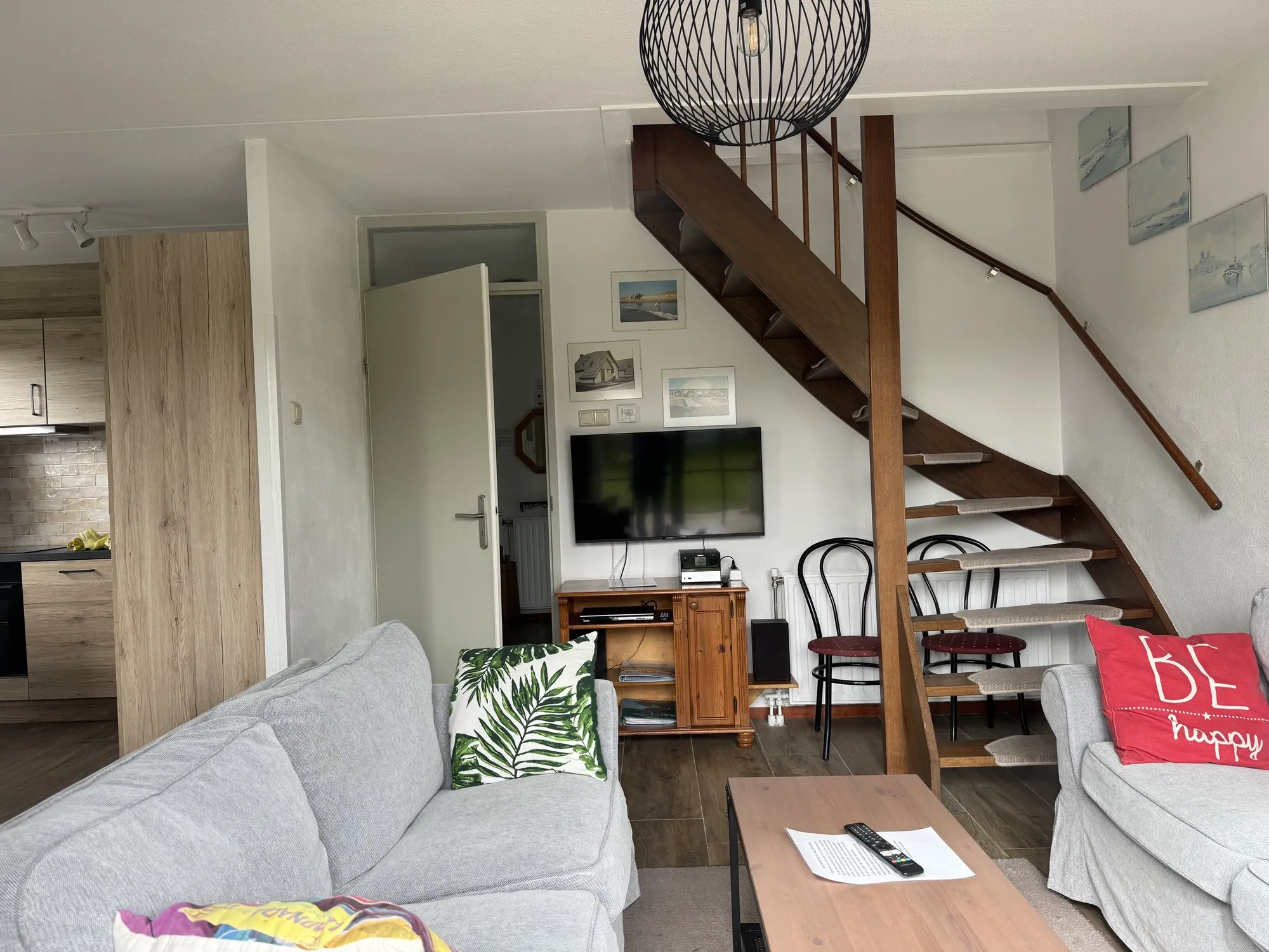 Wohnbereich eines Bungalows mit offener Treppe ins Obergeschoss