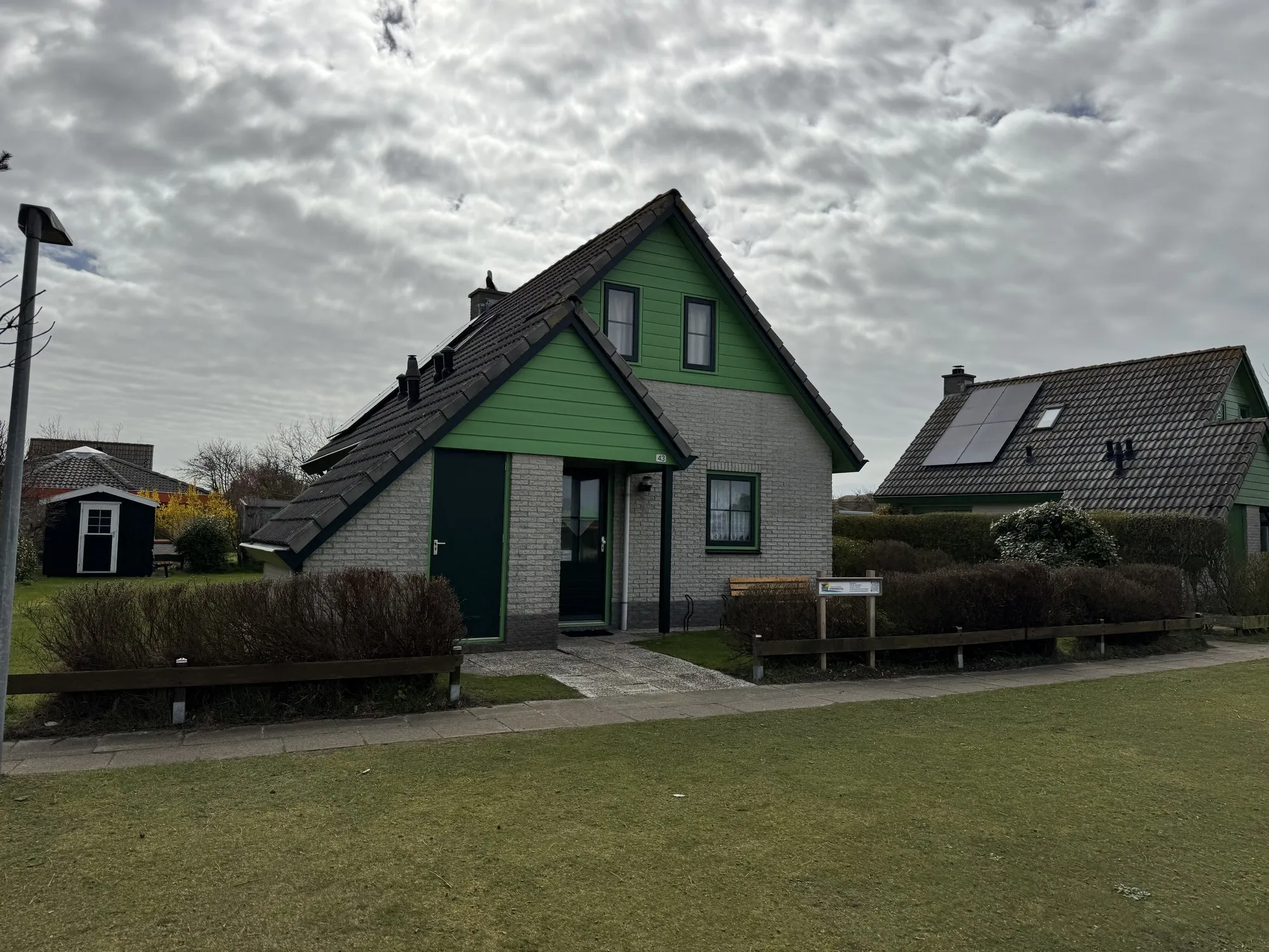 Bungalow mit Heckengrundstück und Gartenhaus