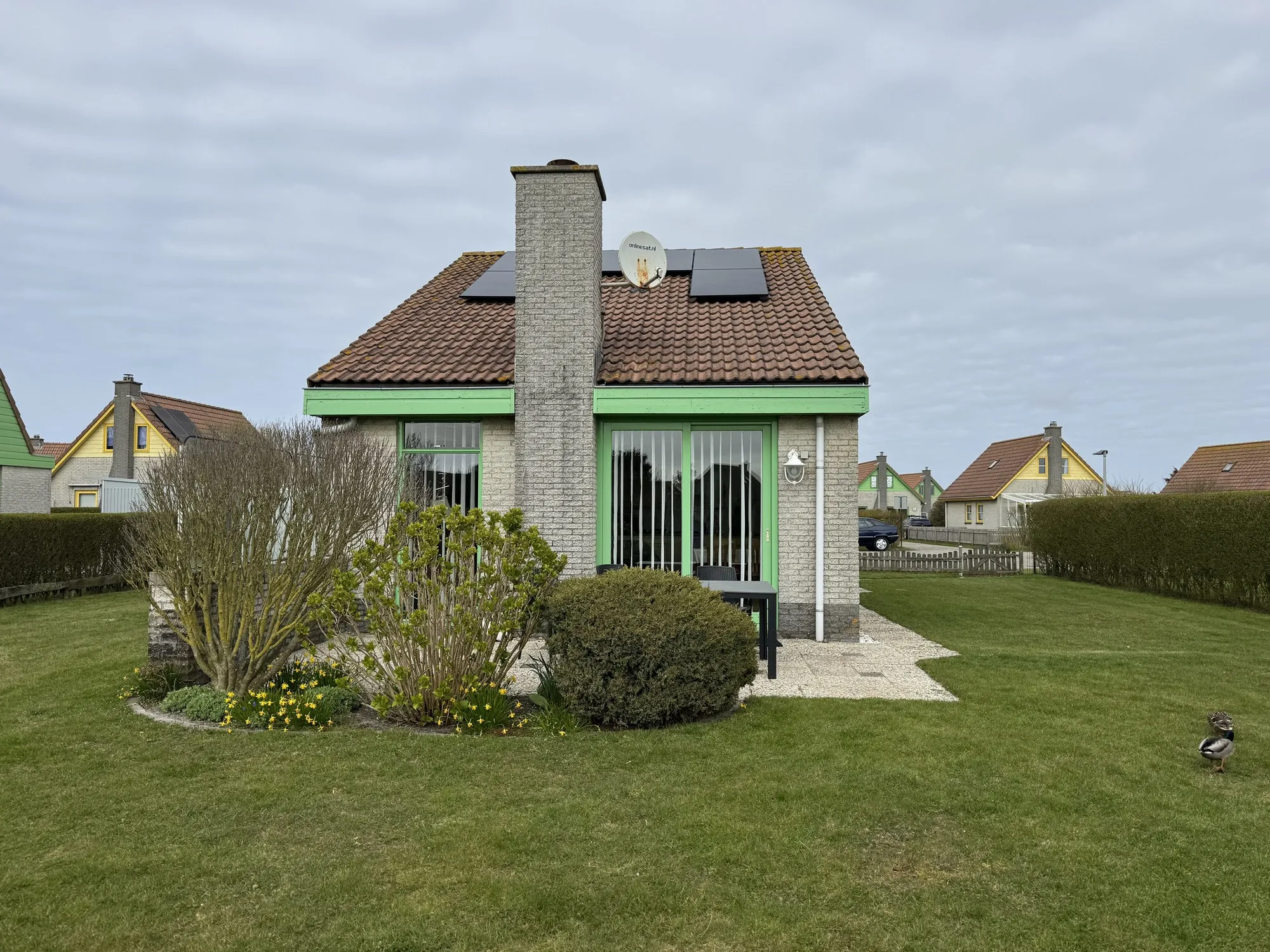 Bungalow mit Solaranlage und großer Rasenfläche