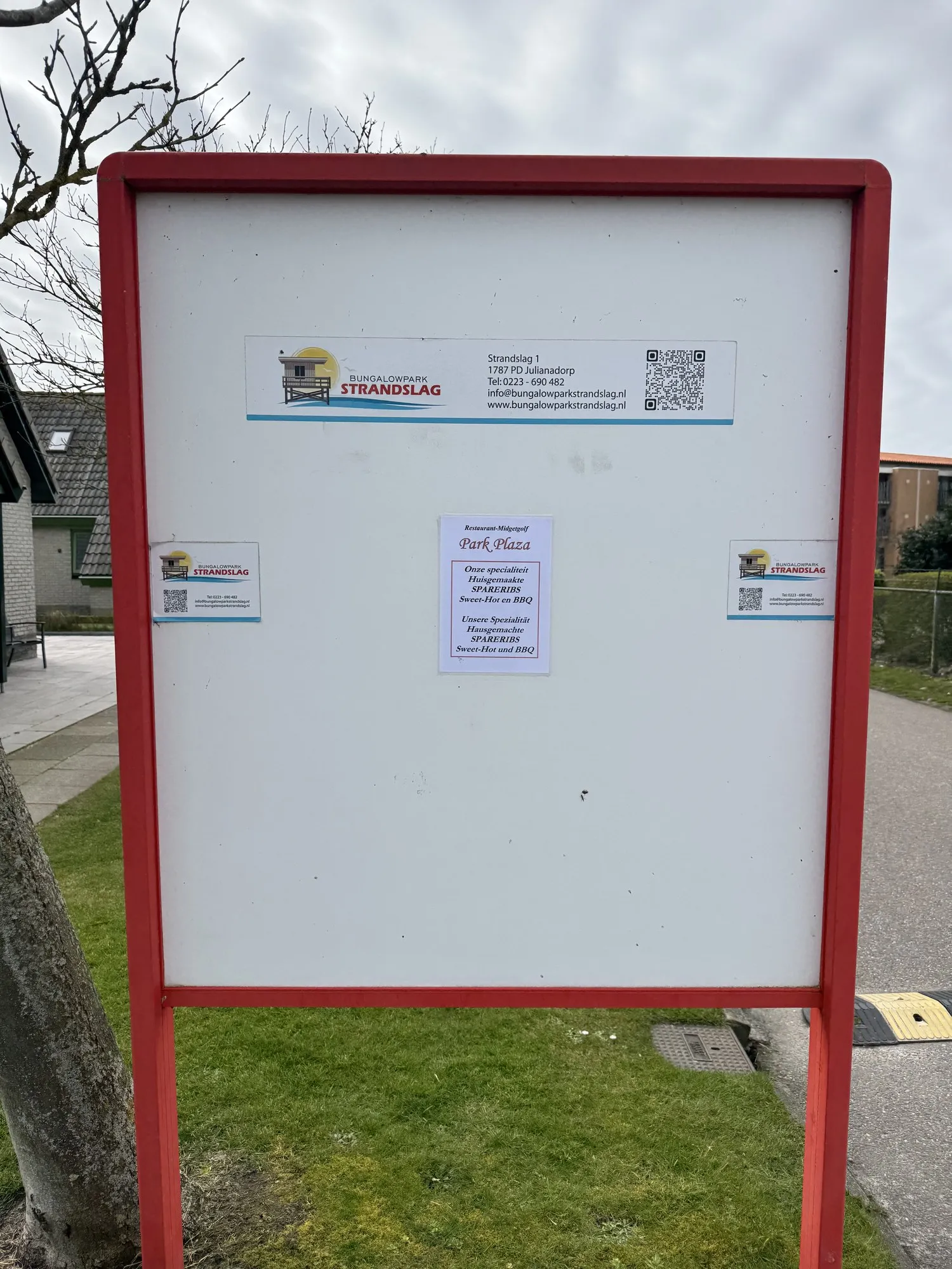 Infotafel des Parks mit Hinweis auf Restaurant und Minigolf Park Plaza