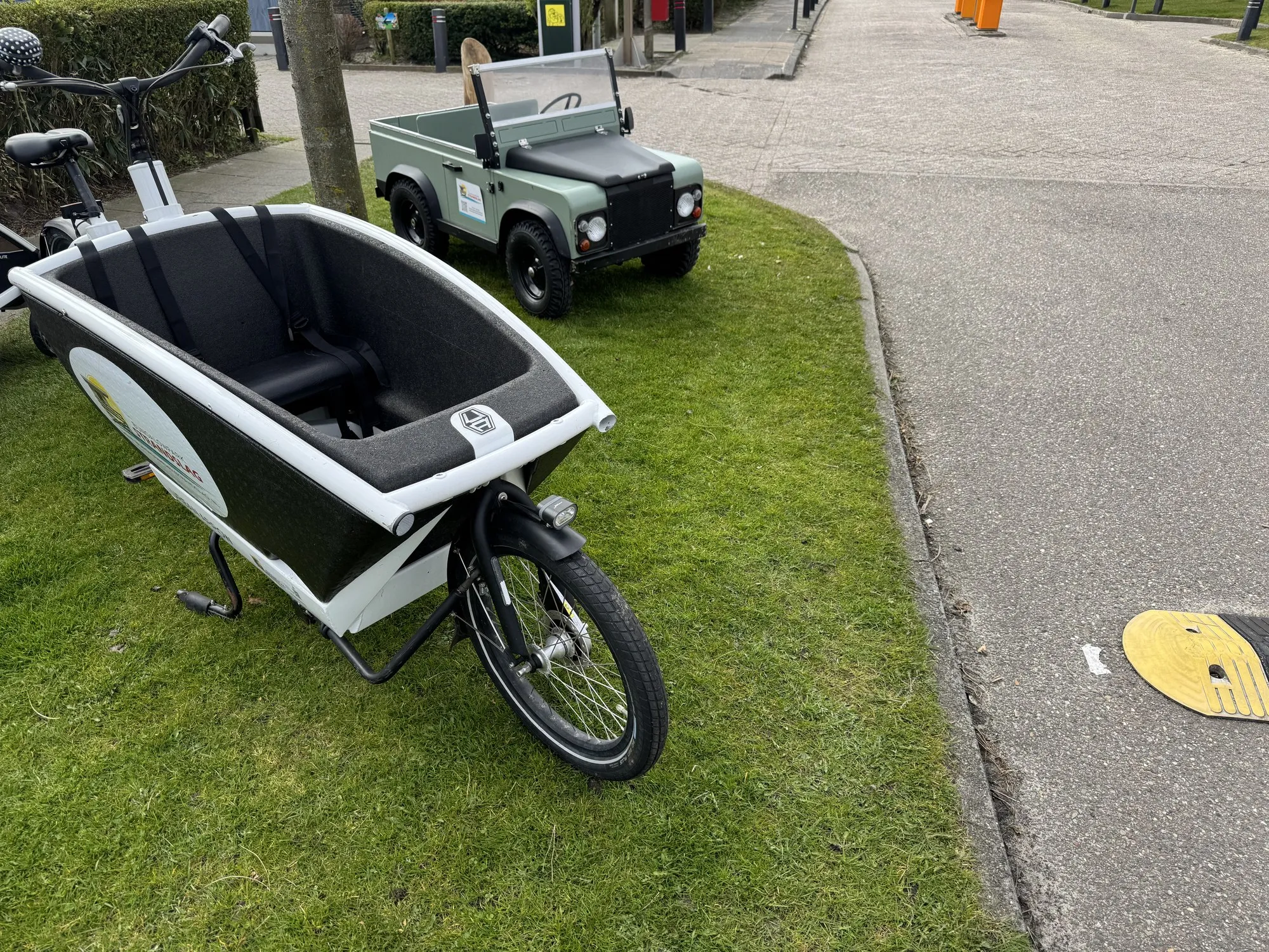 Elektro-Lastenrad und Kids-Safari-Jeep am Verleih des Bungalowpark Strandslag