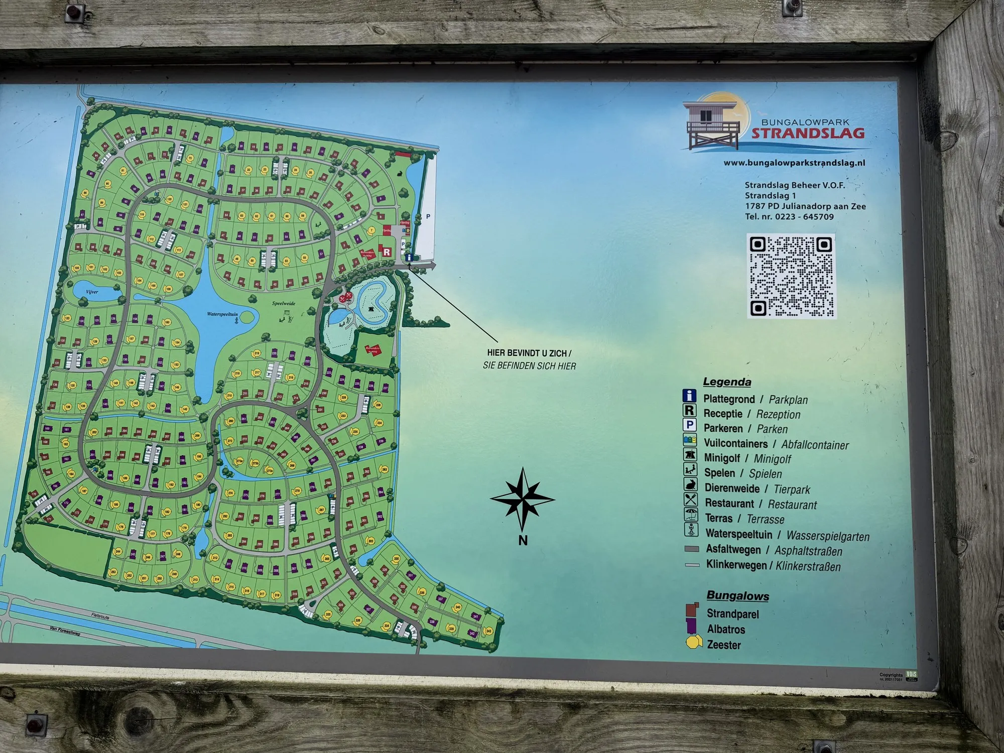 Infotafel mit dem Parkplan des Bungalowpark Strandslag
