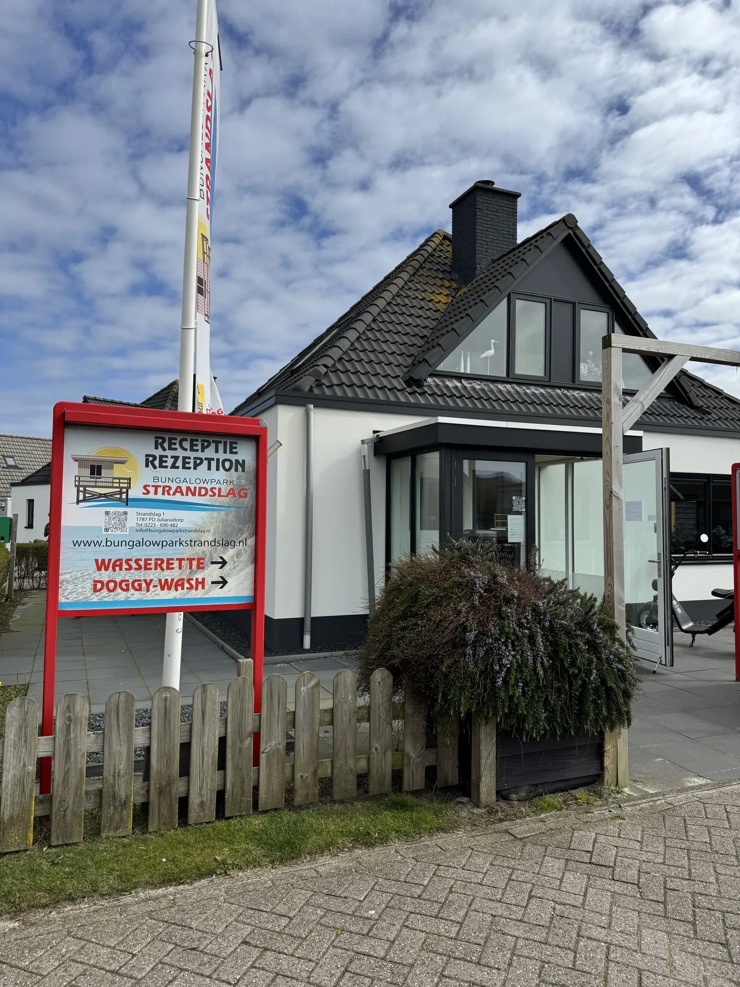 Wegweiser zu Rezeption, Wascherette und Doggy-Wash im Bungalowpark Strandslag