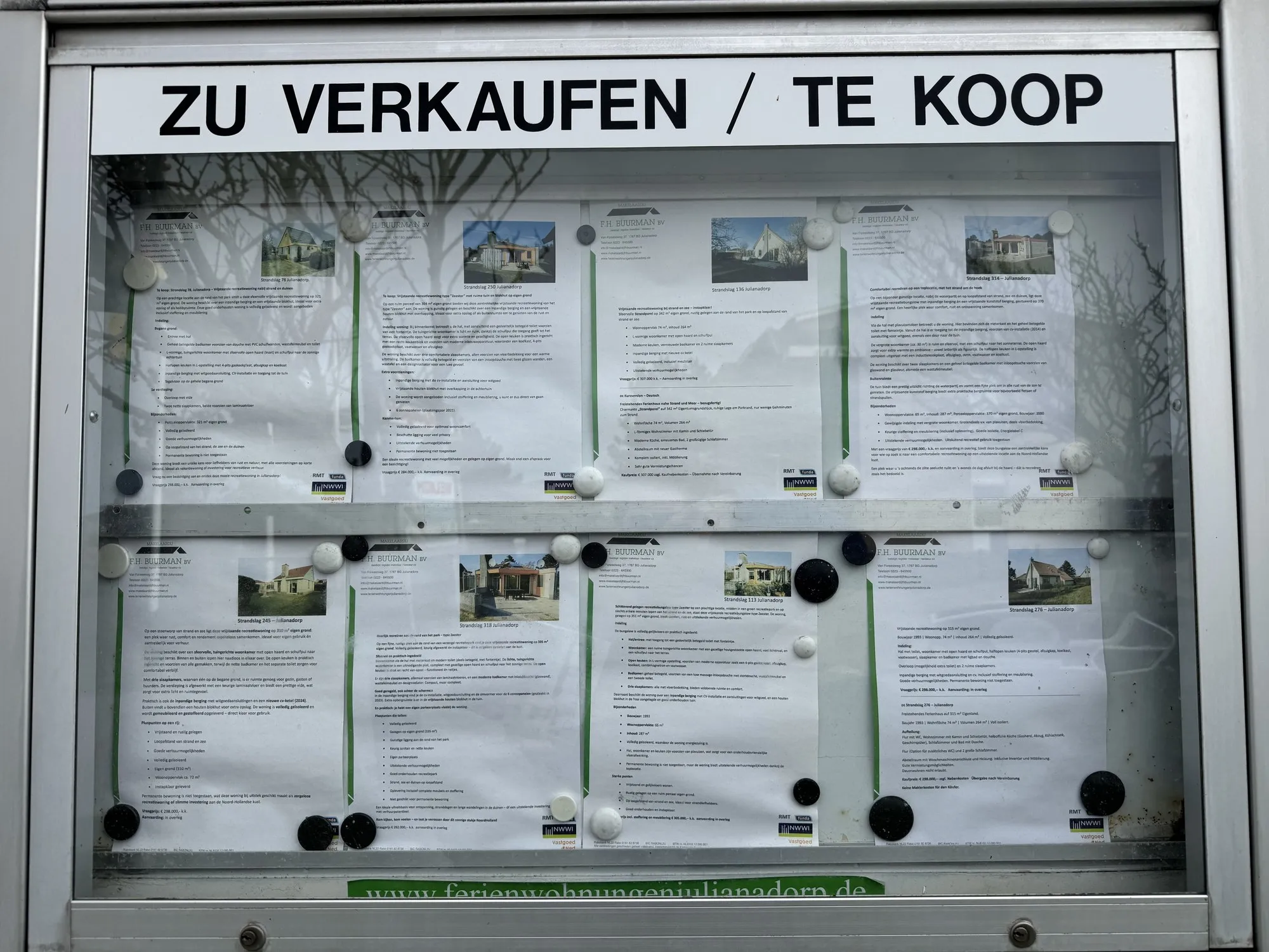 Schaukasten mit Bungalows, die im Park zum Verkauf stehen