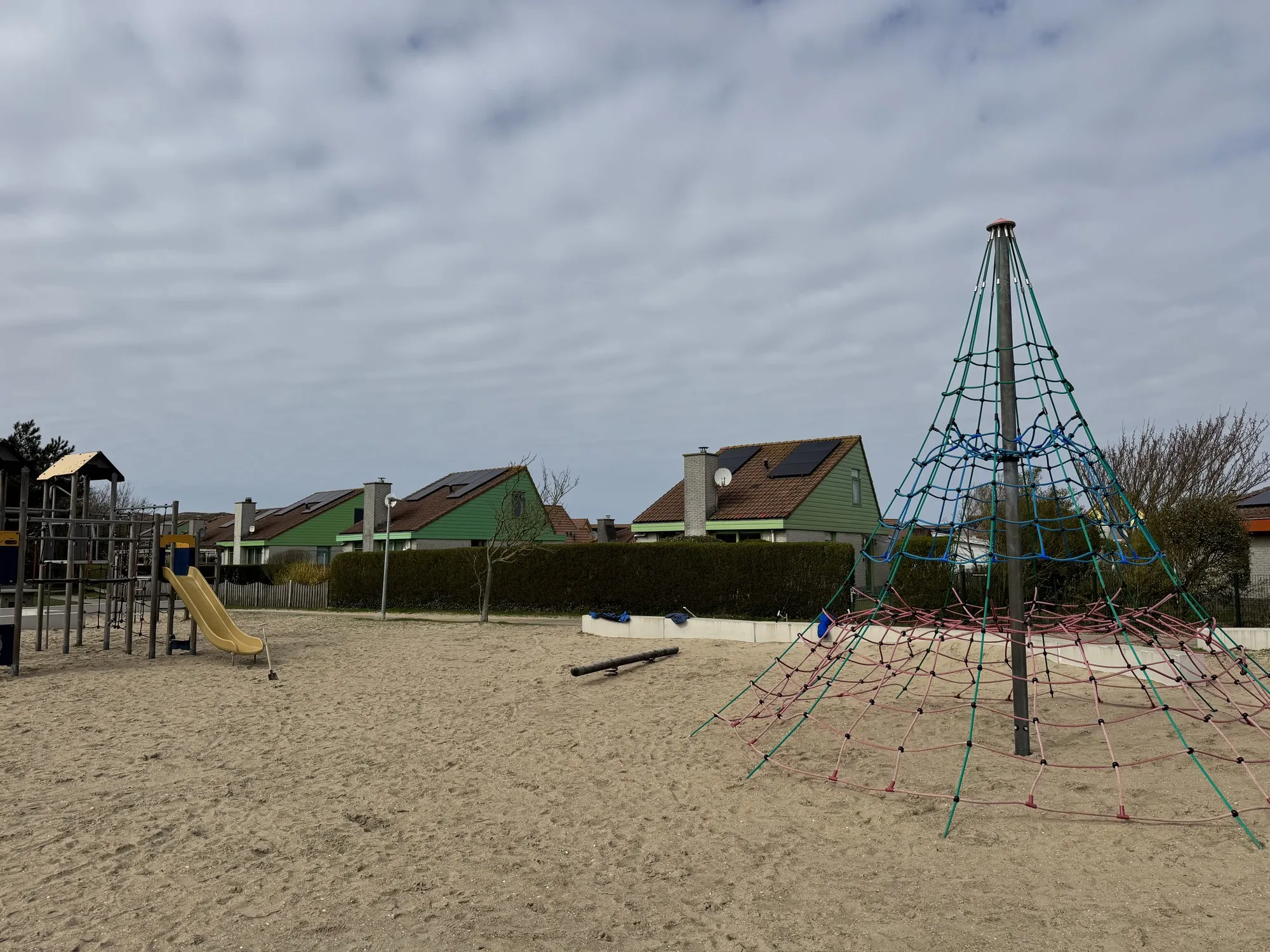 Kletternetz-Pyramide auf dem Sandspielplatz vor den Bungalows