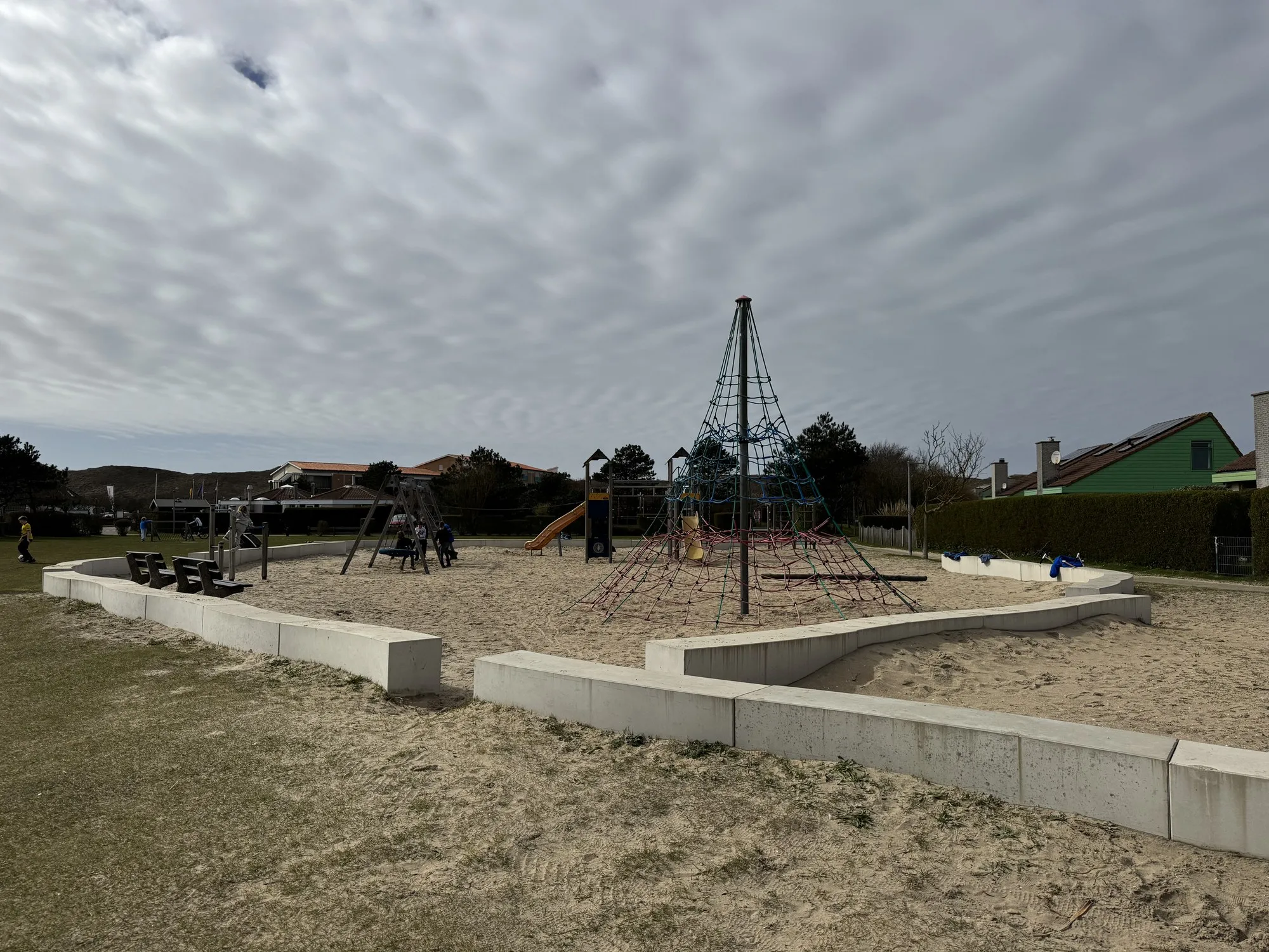 Sandspielplatz mit Kletterpyramide im Bungalowpark Strandslag