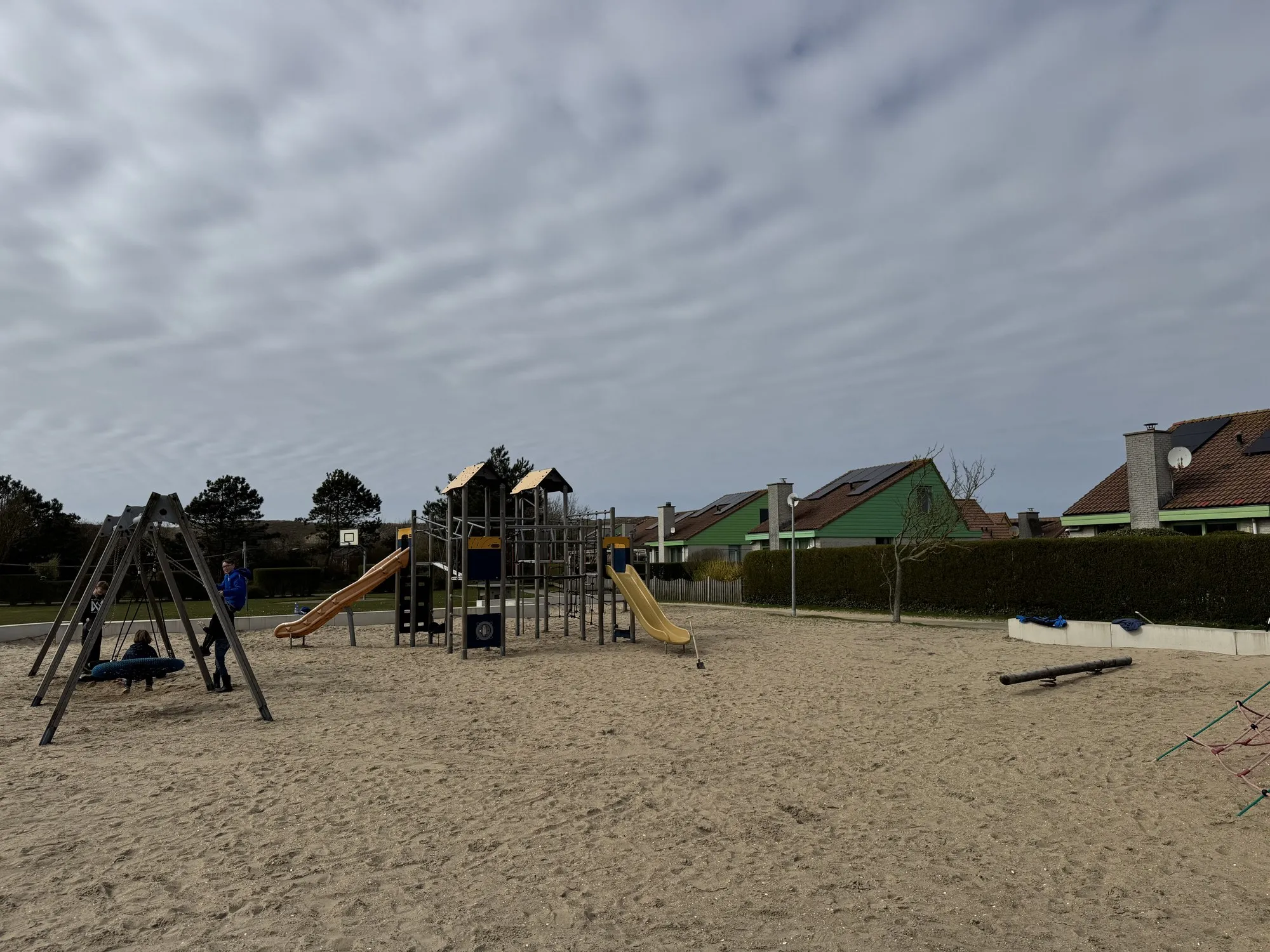 Spielplatz mit Nestschaukel, Klettergerüst und zwei Rutschen