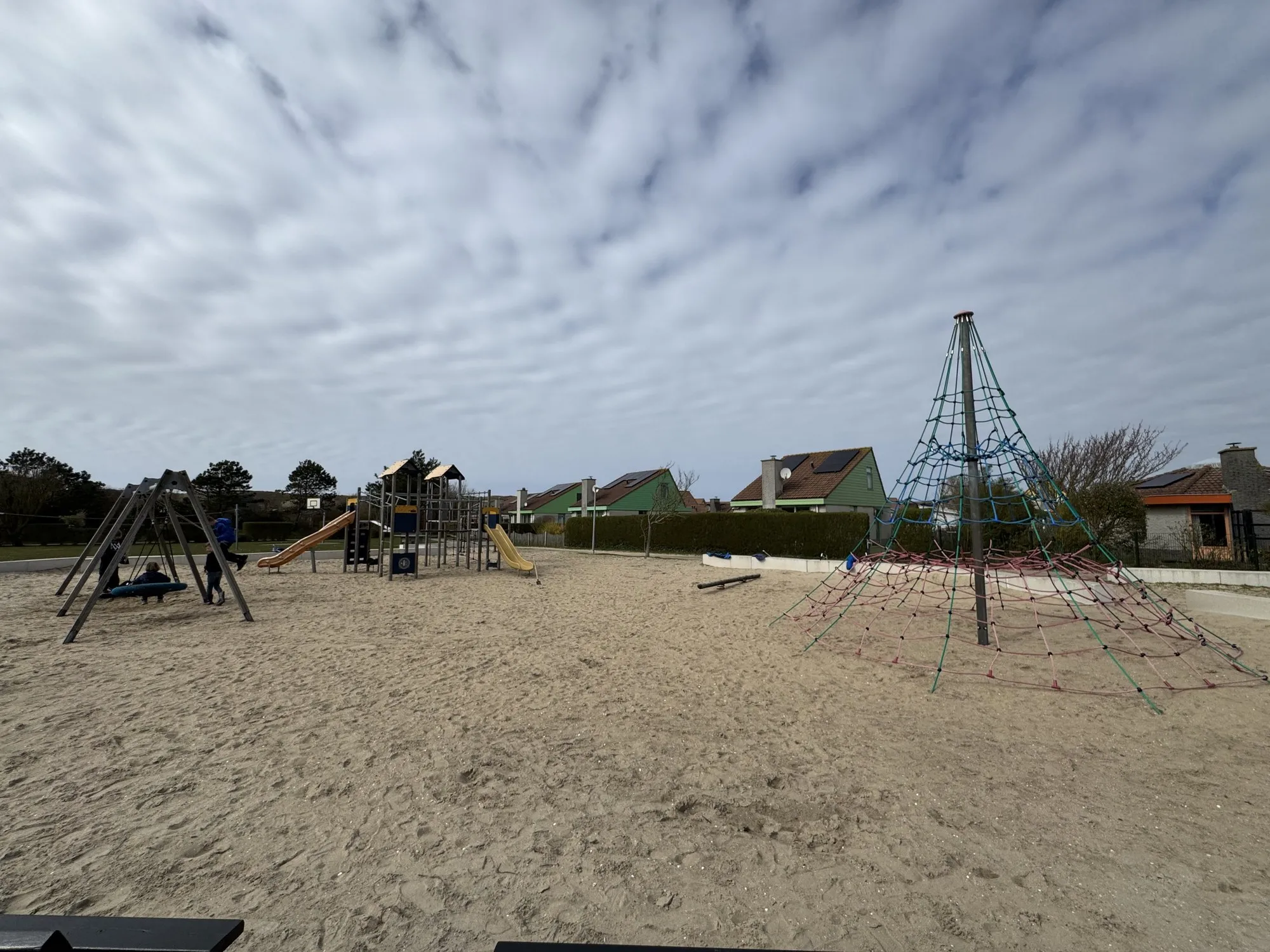 Übersicht des großen Sandspielplatzes im Bungalowpark Strandslag