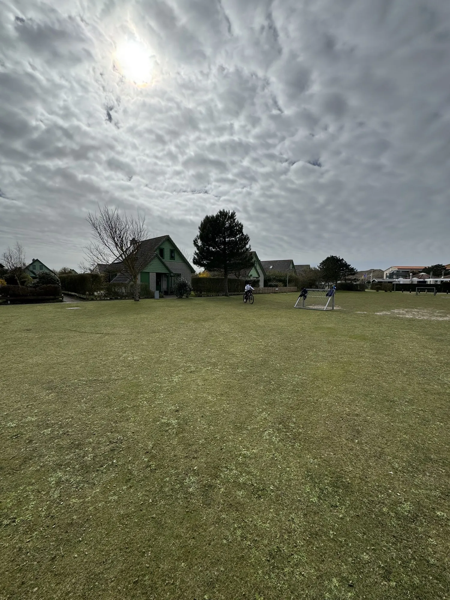 Große Spielwiese zwischen den Bungalows des Bungalowpark Strandslag