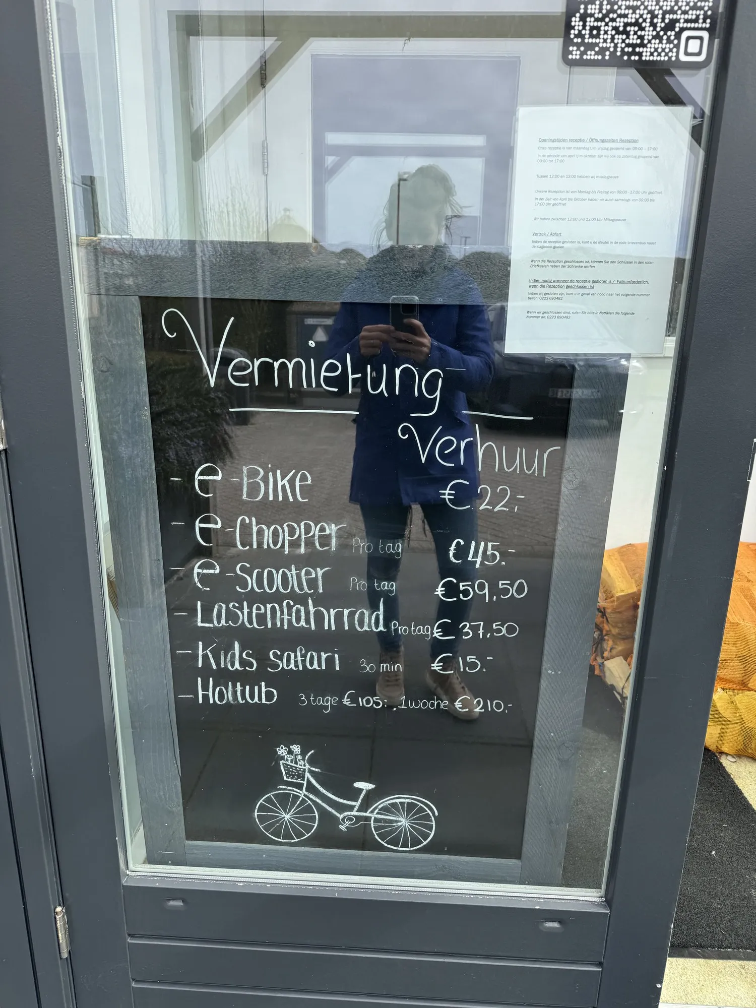 Preistafel des Verleihs mit E-Bike, E-Chopper, E-Scooter, Lastenrad, Kids-Safari und Hottub