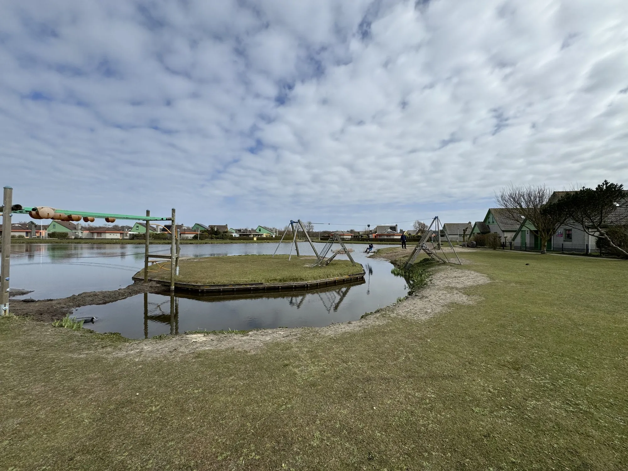 Wasserspielgarten mit Insel, Schaukeln und Floß im Bungalowpark Strandslag