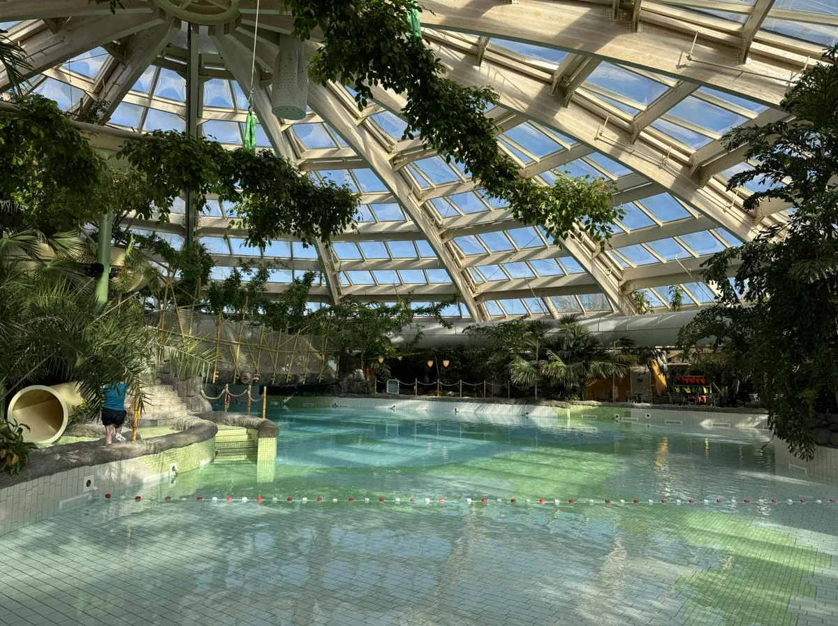 Aqua Mundo großes Schwimmbecken im Center Parcs De Huttenheugte