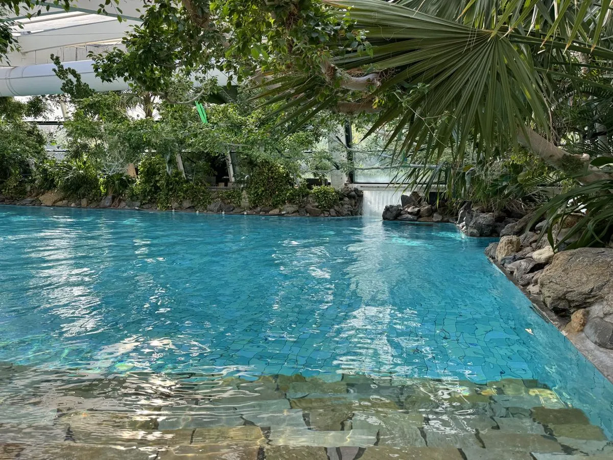 Sportbecken im Aqua Mundo des Center Parcs De Huttenheugte