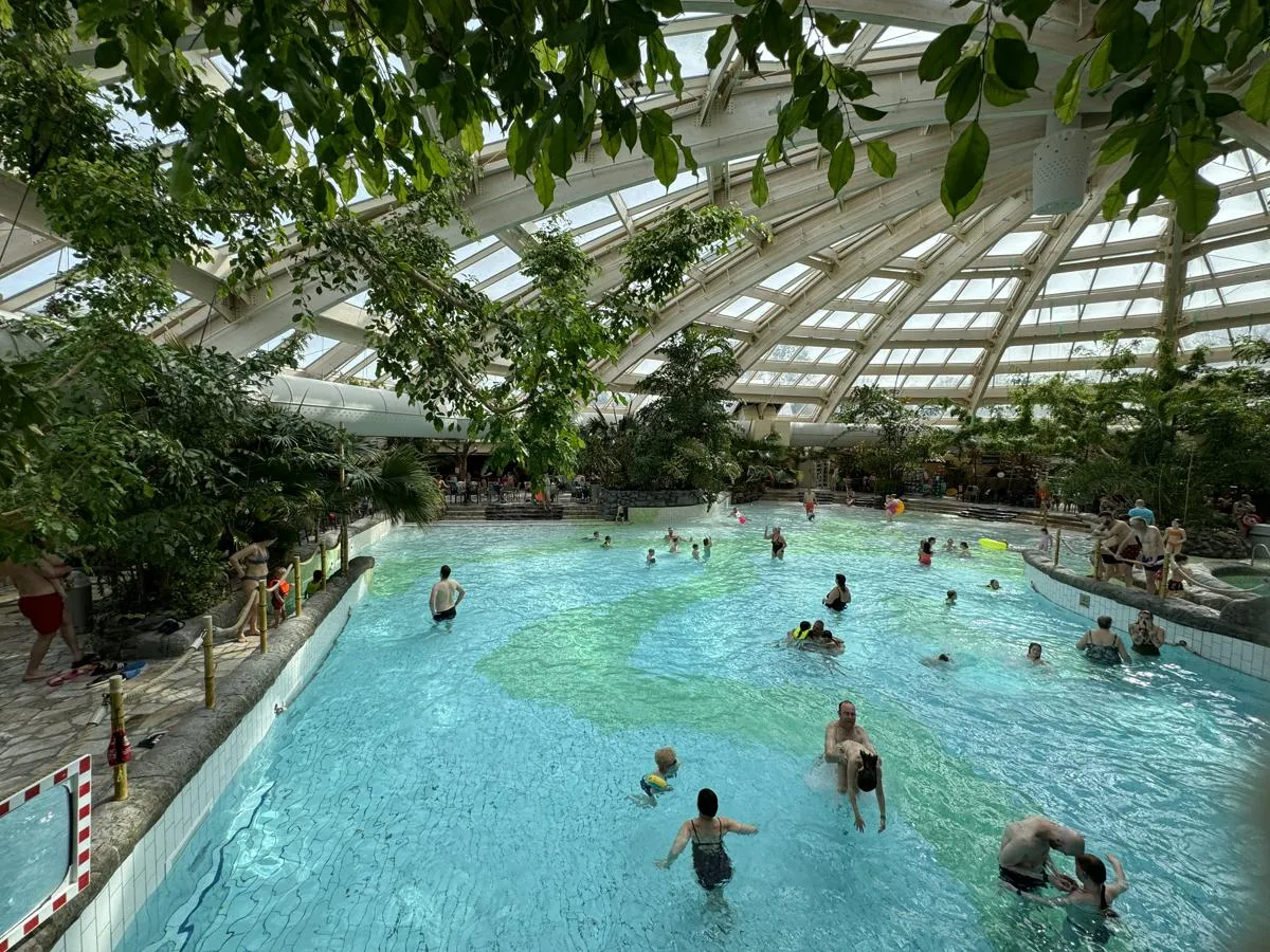 Wellenbad im Aqua Mundo des Center Parcs De Huttenheugte