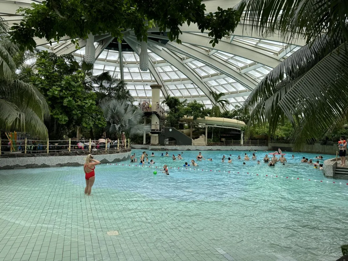 Schwimmbecken (Ansicht 2) im Aqua Mundo des Center Parcs De Kempervennen