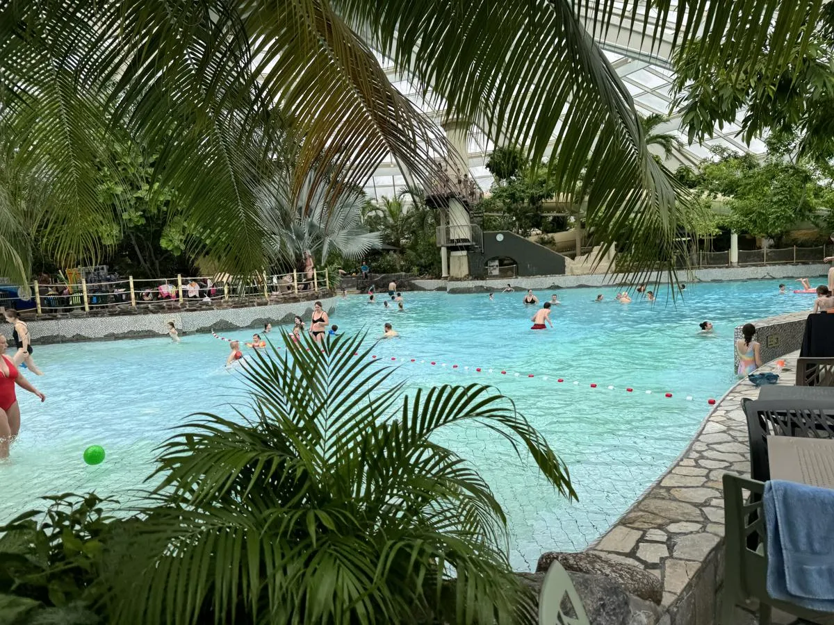 Schwimmbecken (Ansicht 1) im Aqua Mundo des Center Parcs De Kempervennen