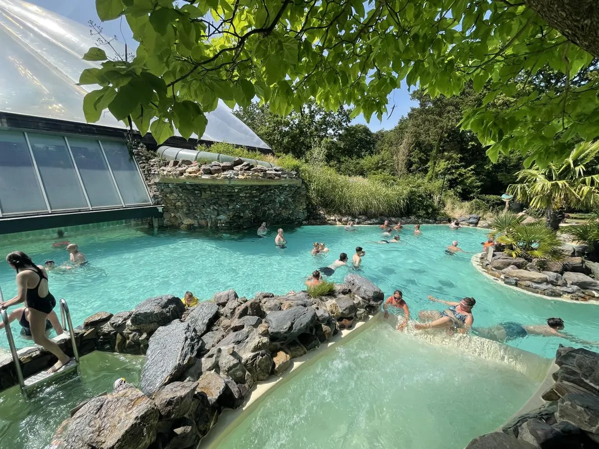 Wildwasserbahn mit blauem Wasser und Felsenlandschaft im Aqua Mundo