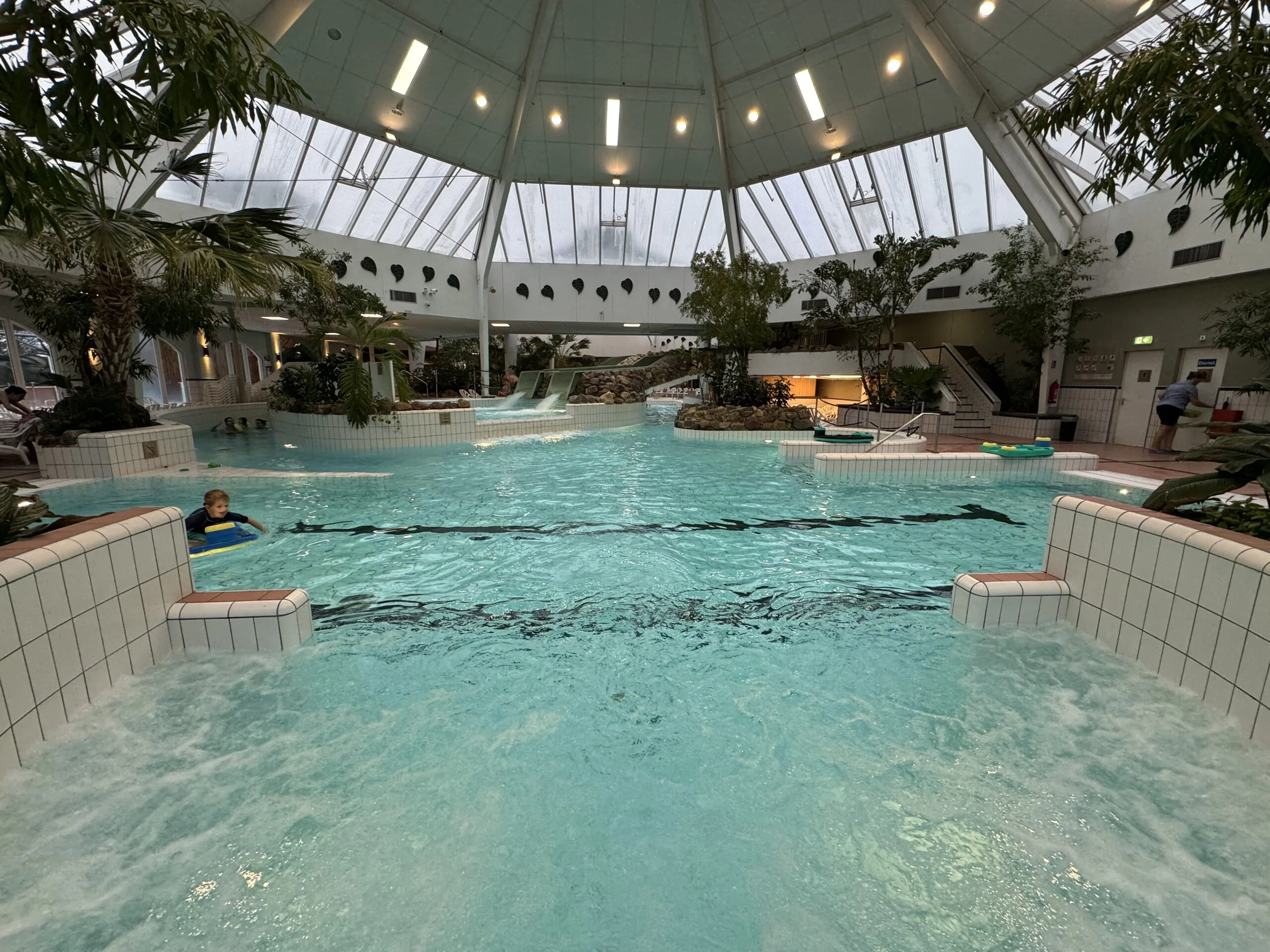 Hauptbecken im Aqua Mundo des Center Parcs Park Eifel